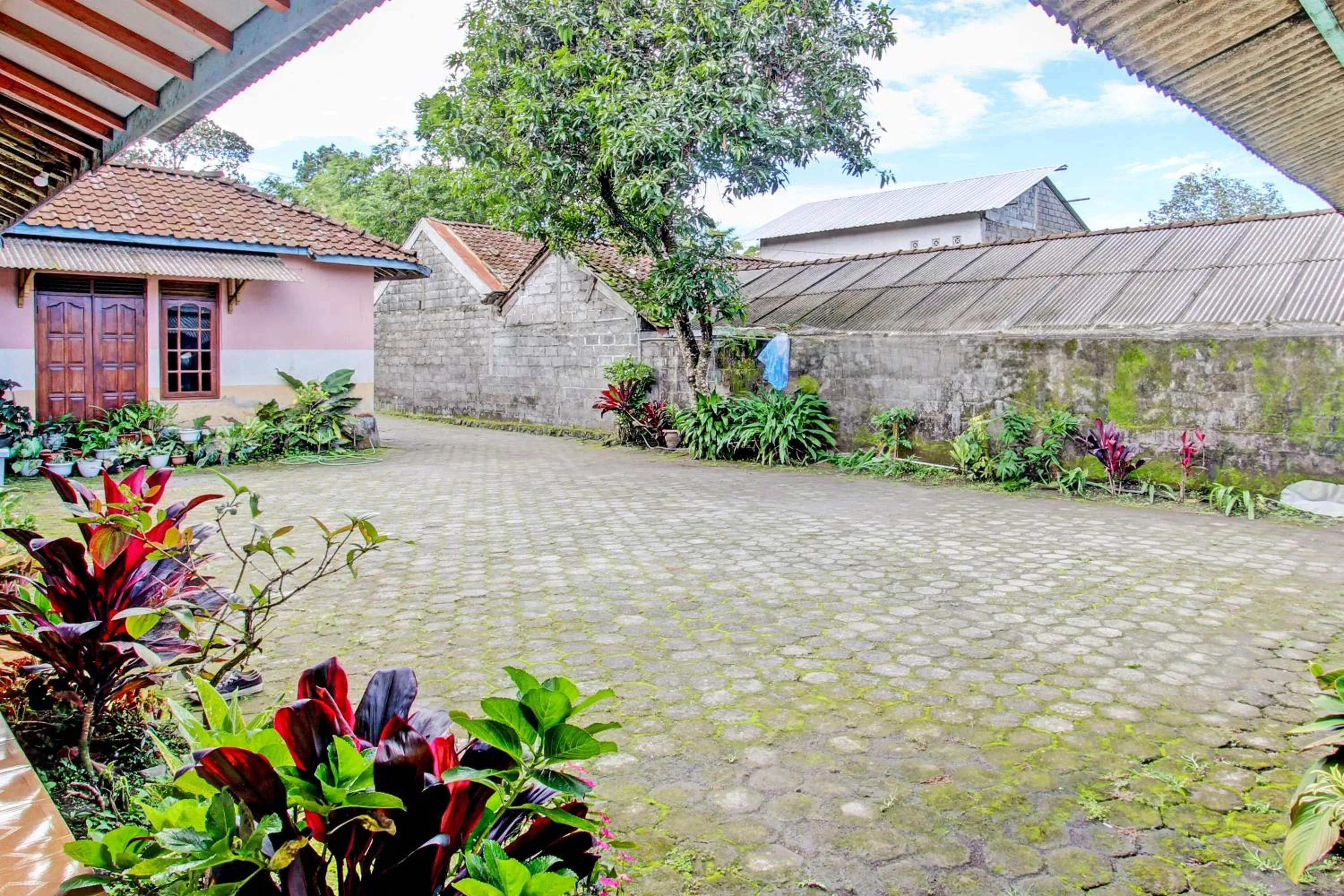 Lobby or reception in SPOT ON 93596 Pondok Wisata Pesona Asri