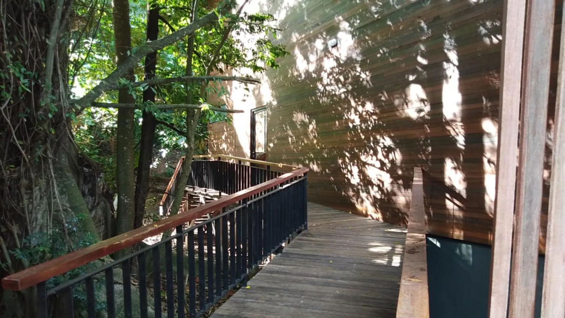 Property building in Mamutik Island Lodge