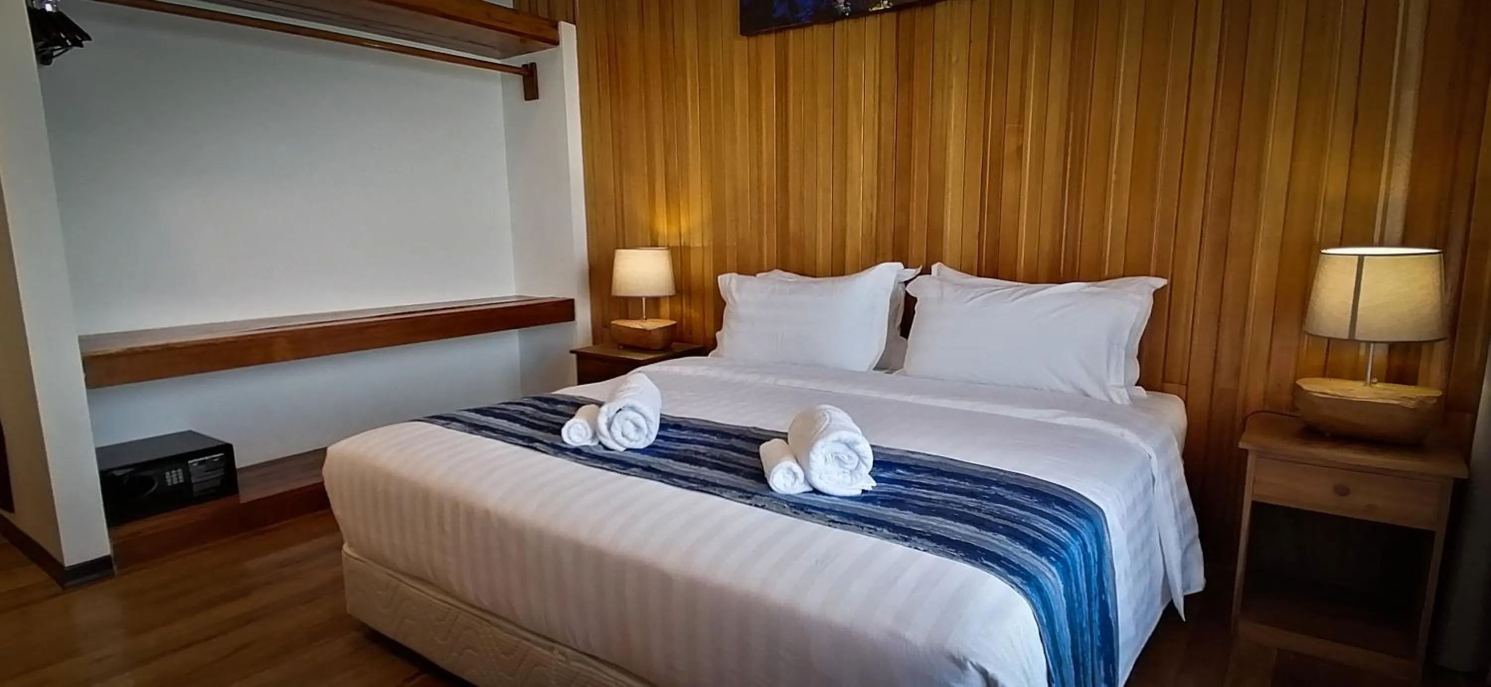 Bedroom, Bed in Mamutik Island Lodge