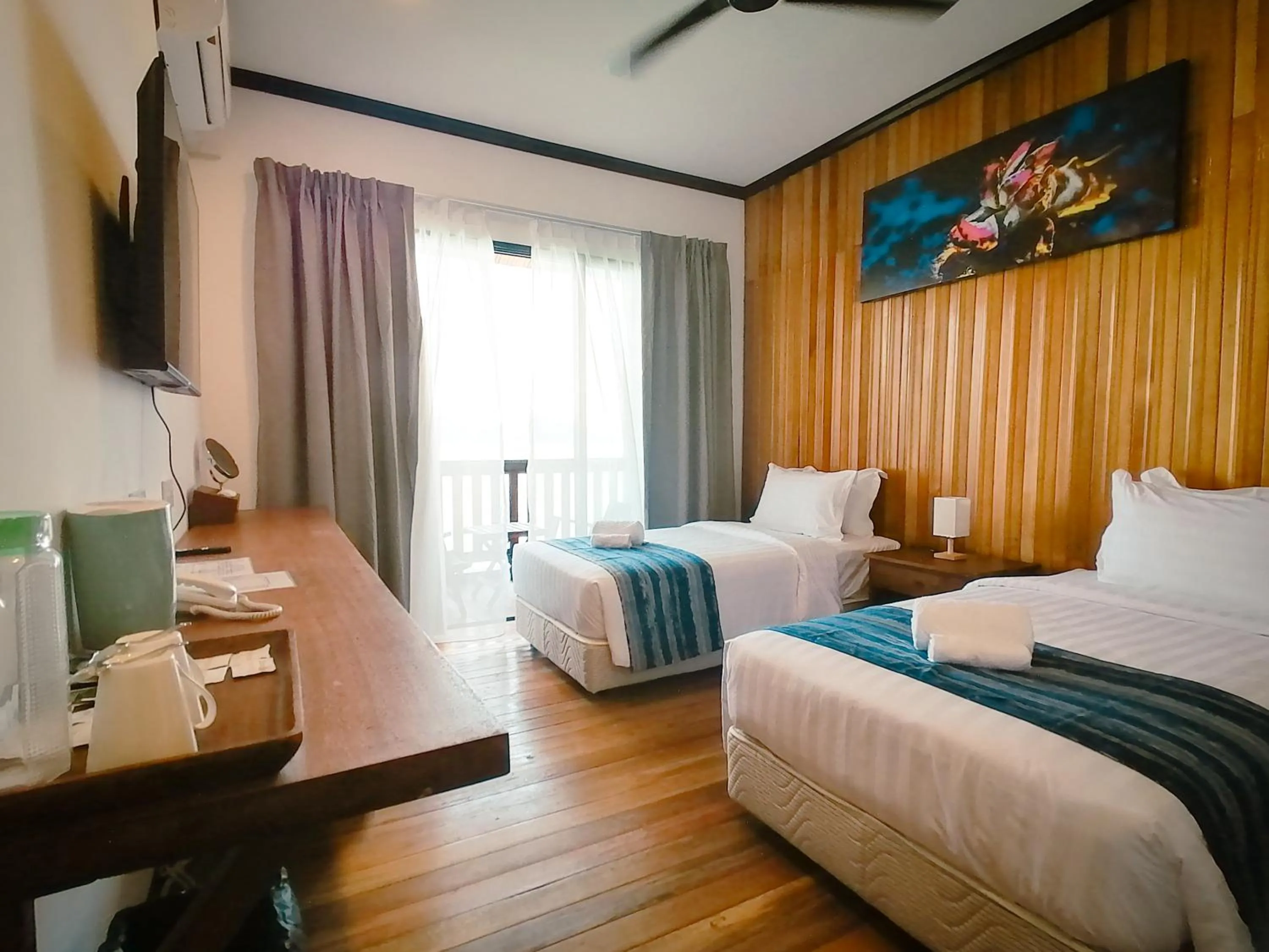 Bed in Mamutik Island Lodge