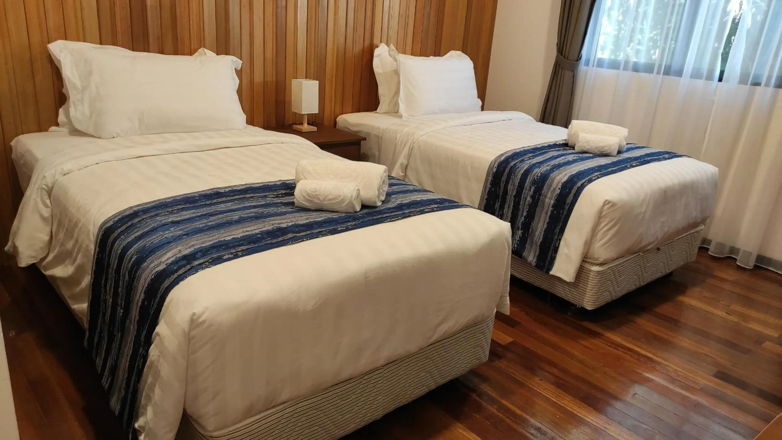 Bed in Mamutik Island Lodge