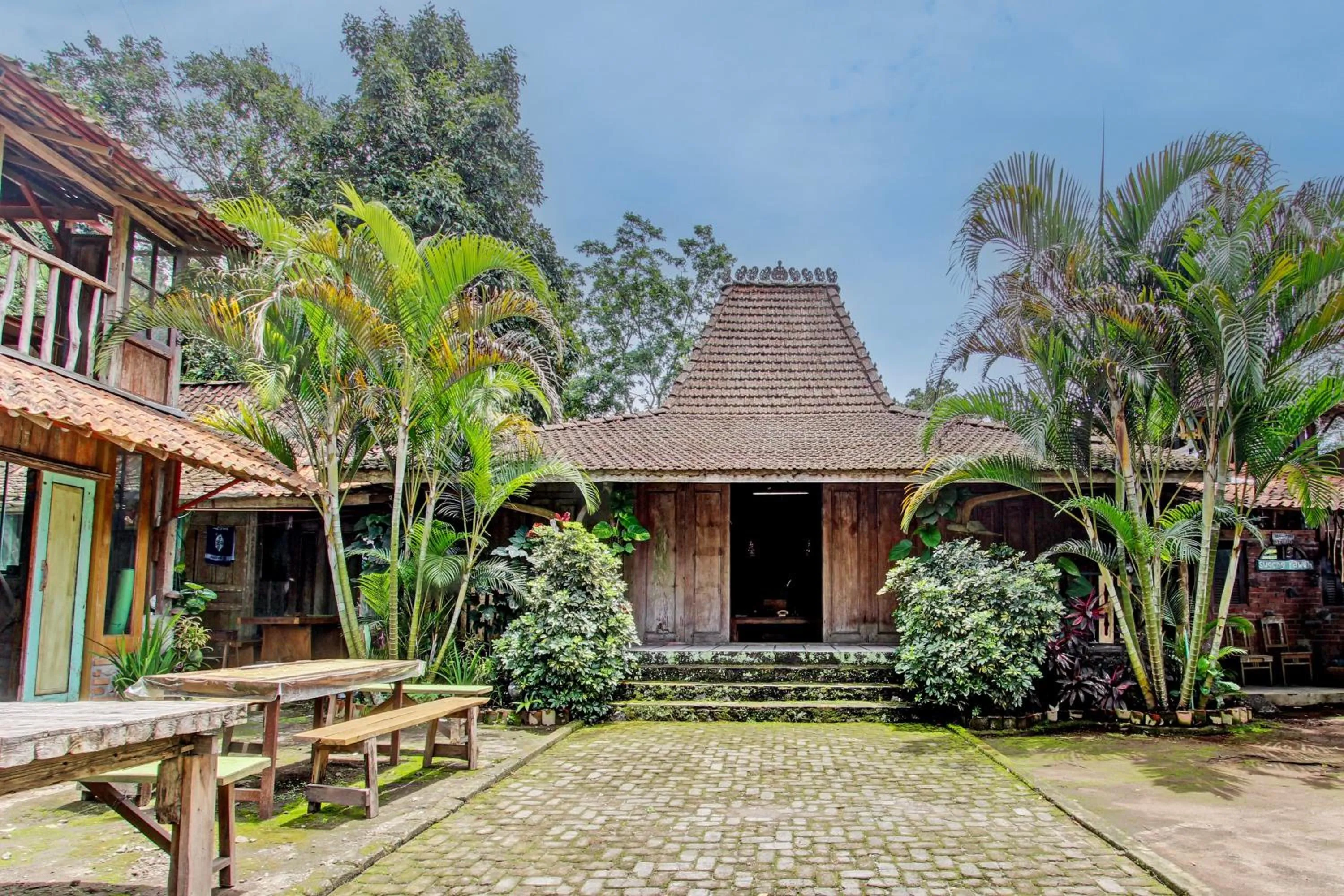 Facade/entrance in Hotel O Omah Baturan Syariah