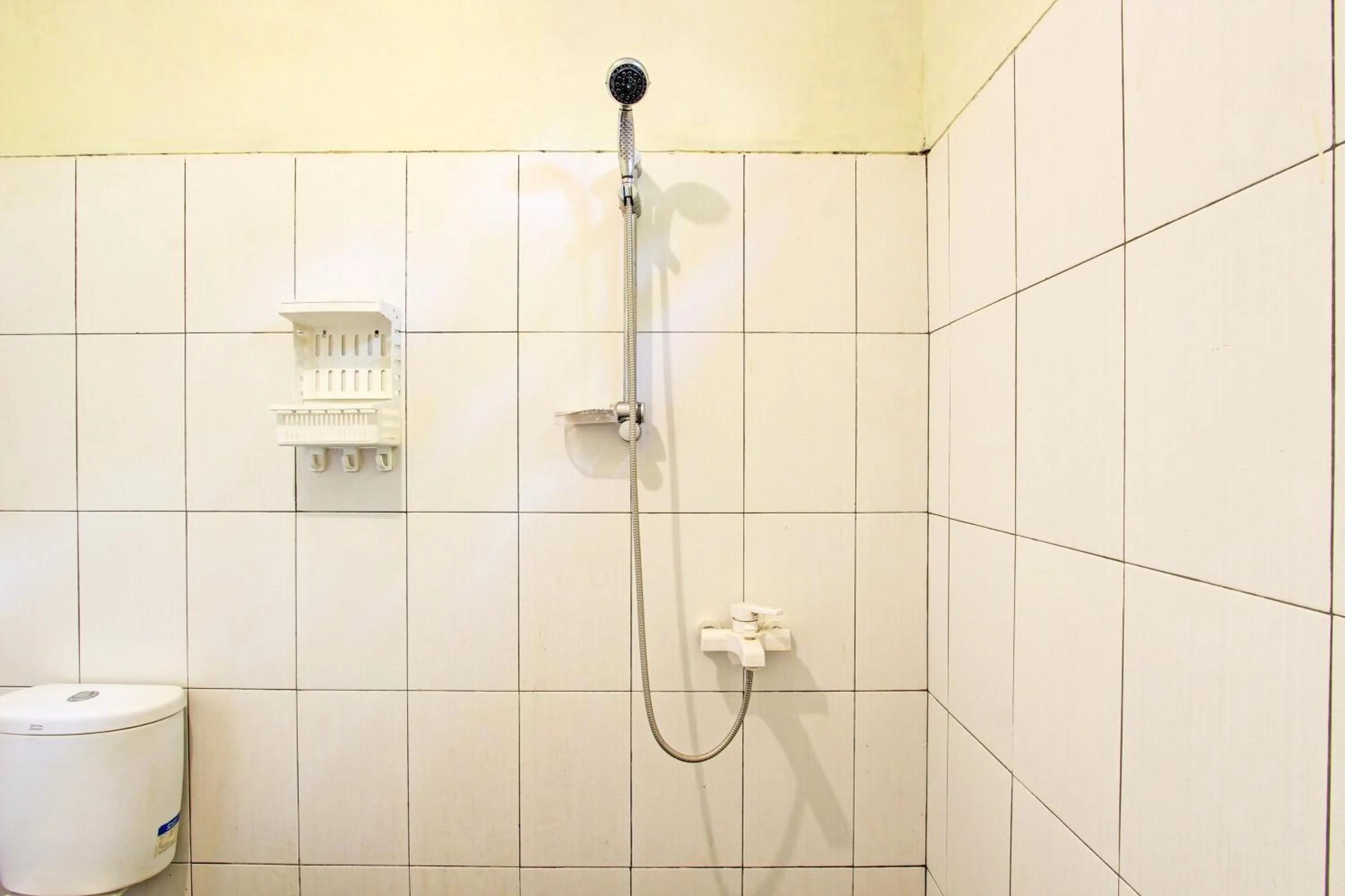 Bathroom in Hotel O Omah Baturan Syariah