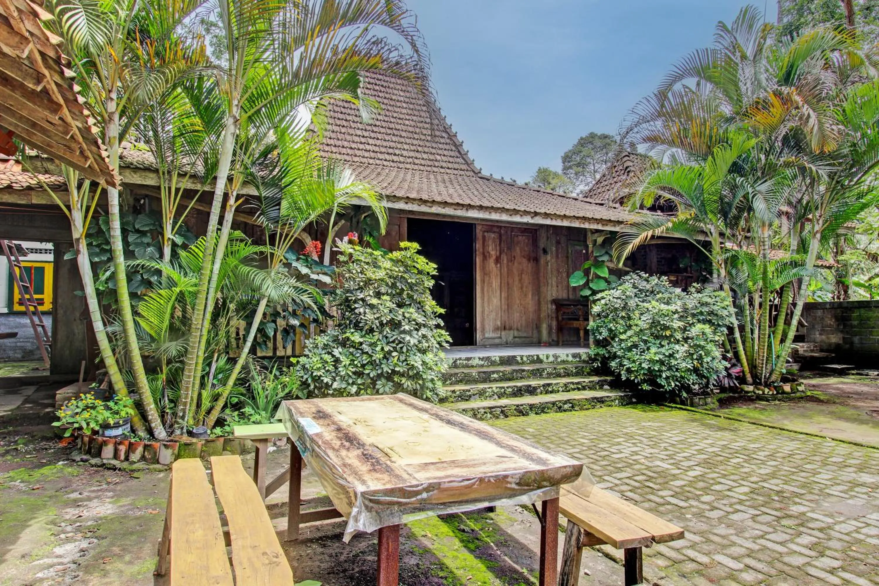 Facade/entrance in Hotel O Omah Baturan Syariah