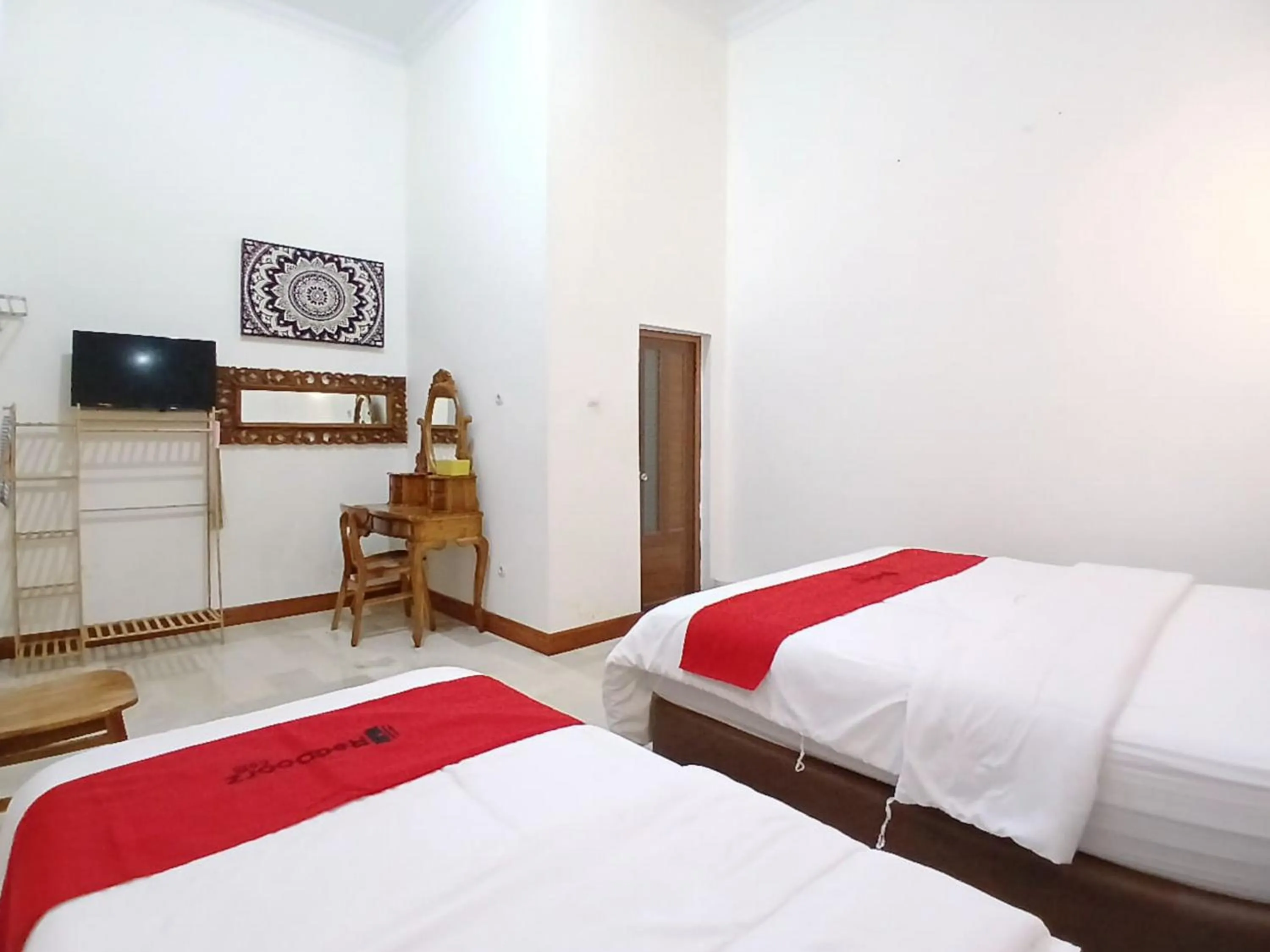 Bedroom, Bed in RedDoorz at Ndalem Eyyang Syariah Stasiun Klaten