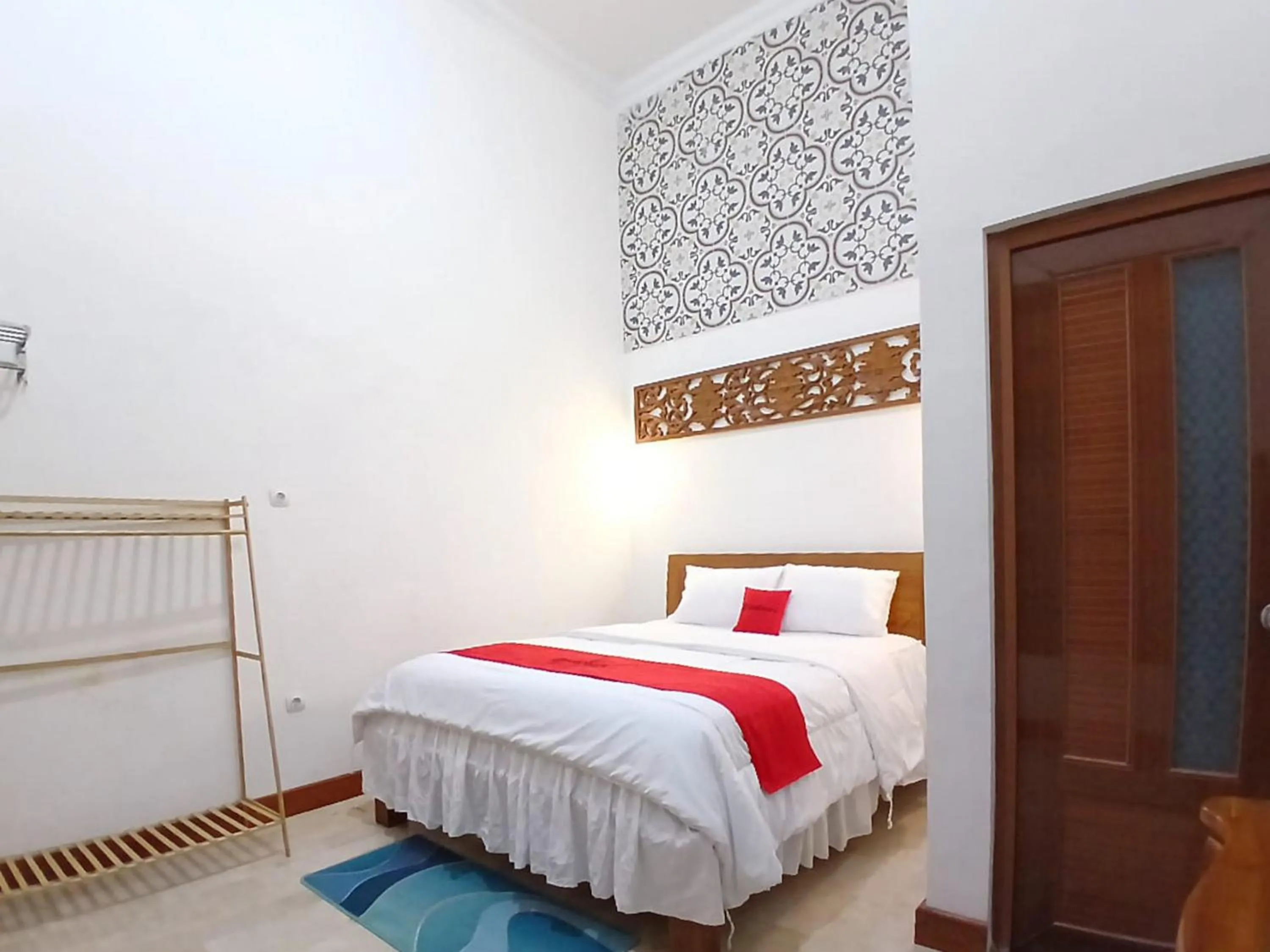 Bedroom, Bed in RedDoorz at Ndalem Eyyang Syariah Stasiun Klaten