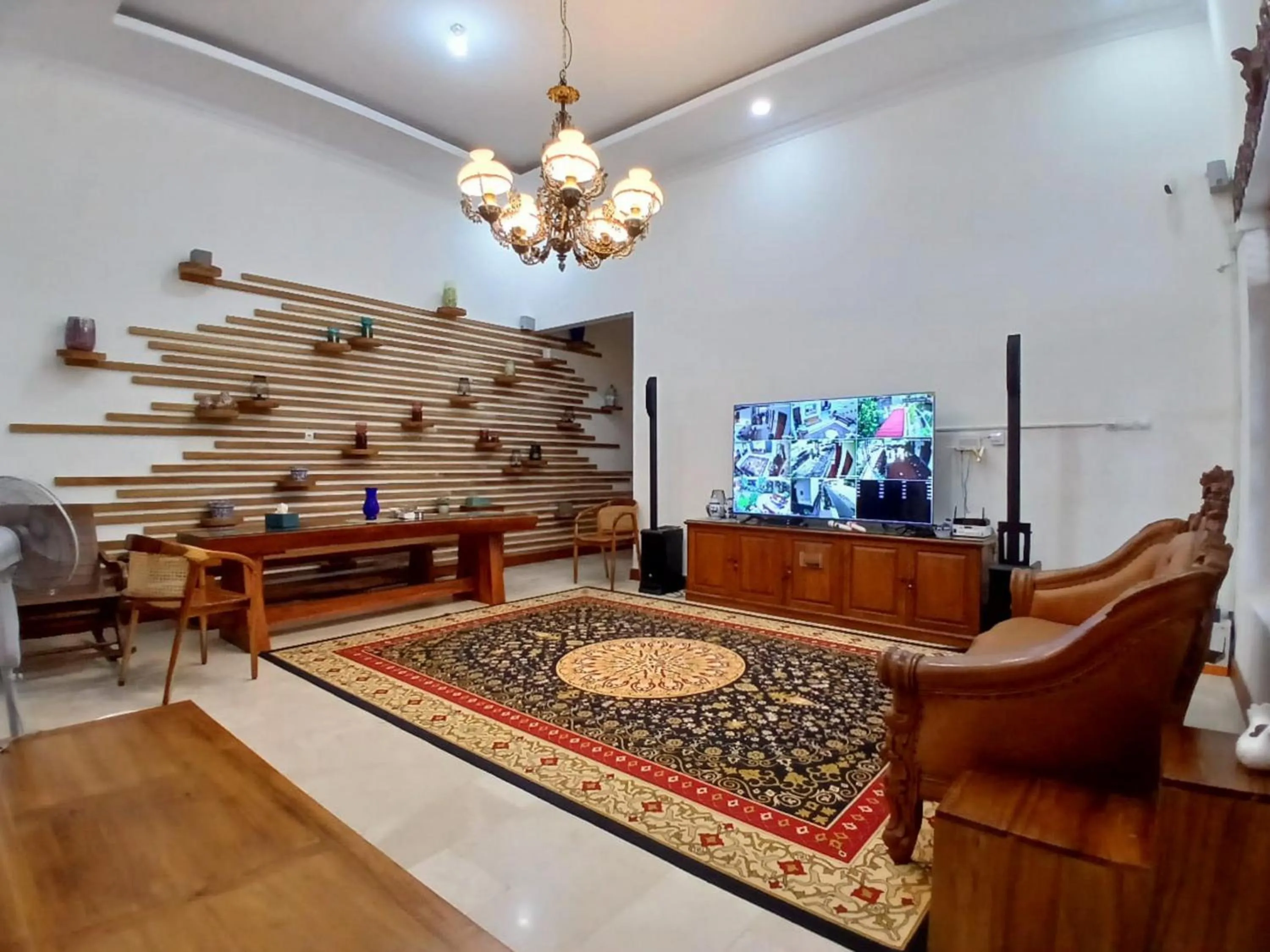 Seating area in RedDoorz at Ndalem Eyyang Syariah Stasiun Klaten