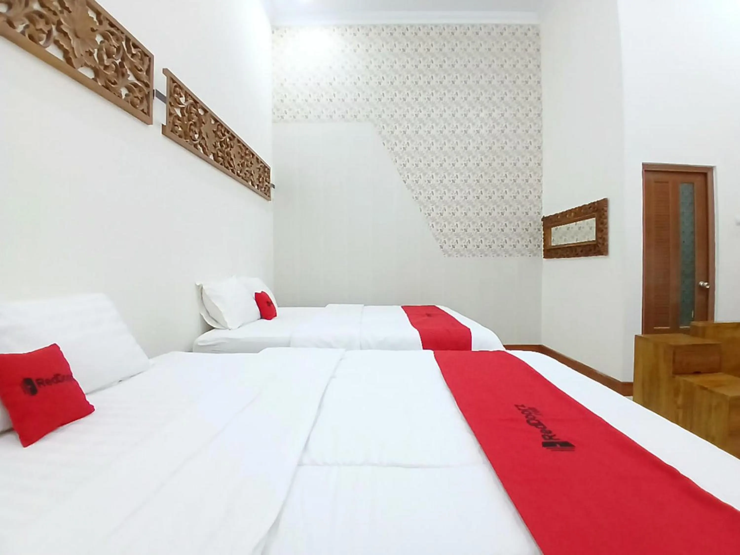 Bedroom, Bed in RedDoorz at Ndalem Eyyang Syariah Stasiun Klaten