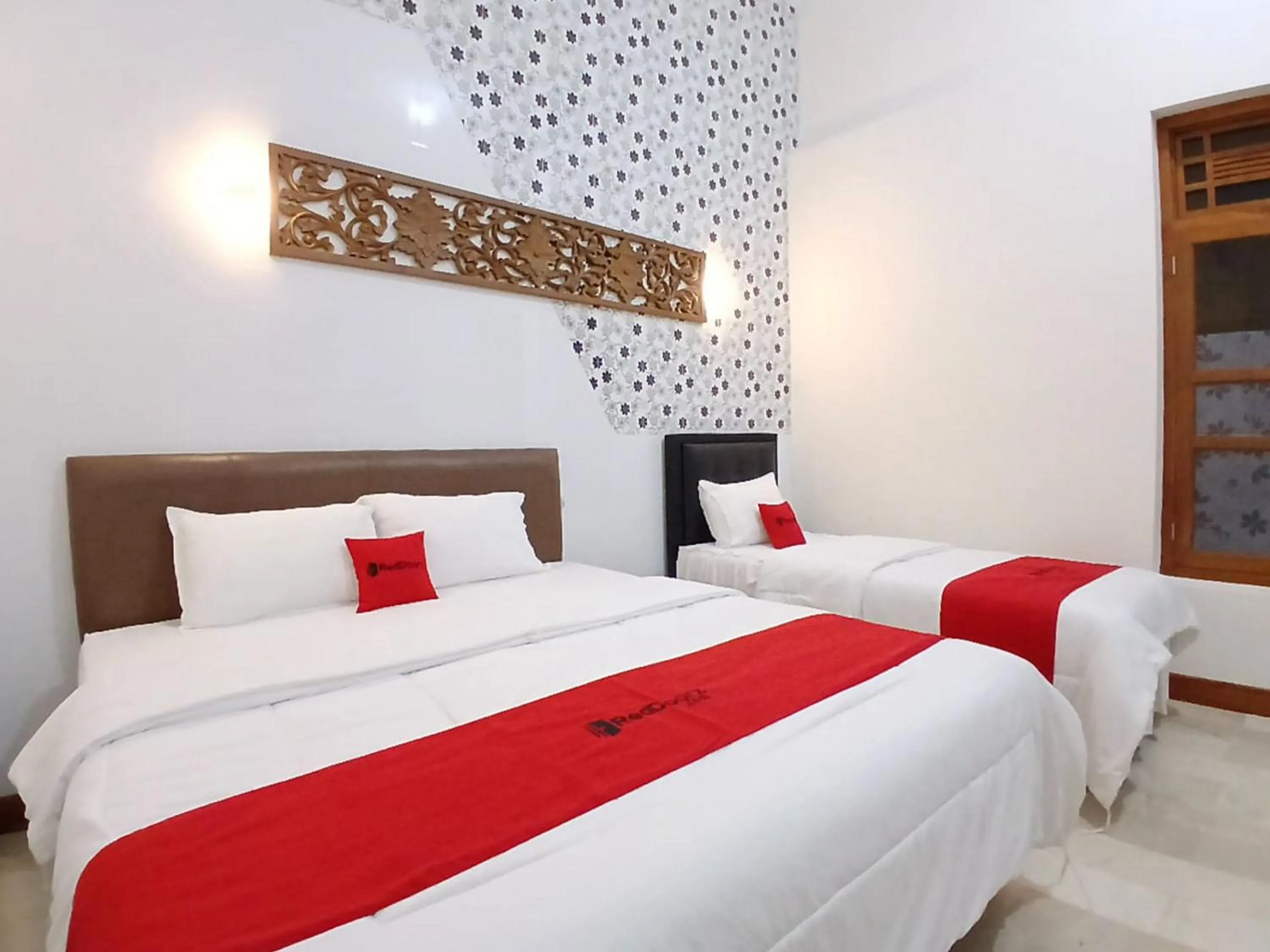 Bedroom, Bed in RedDoorz at Ndalem Eyyang Syariah Stasiun Klaten