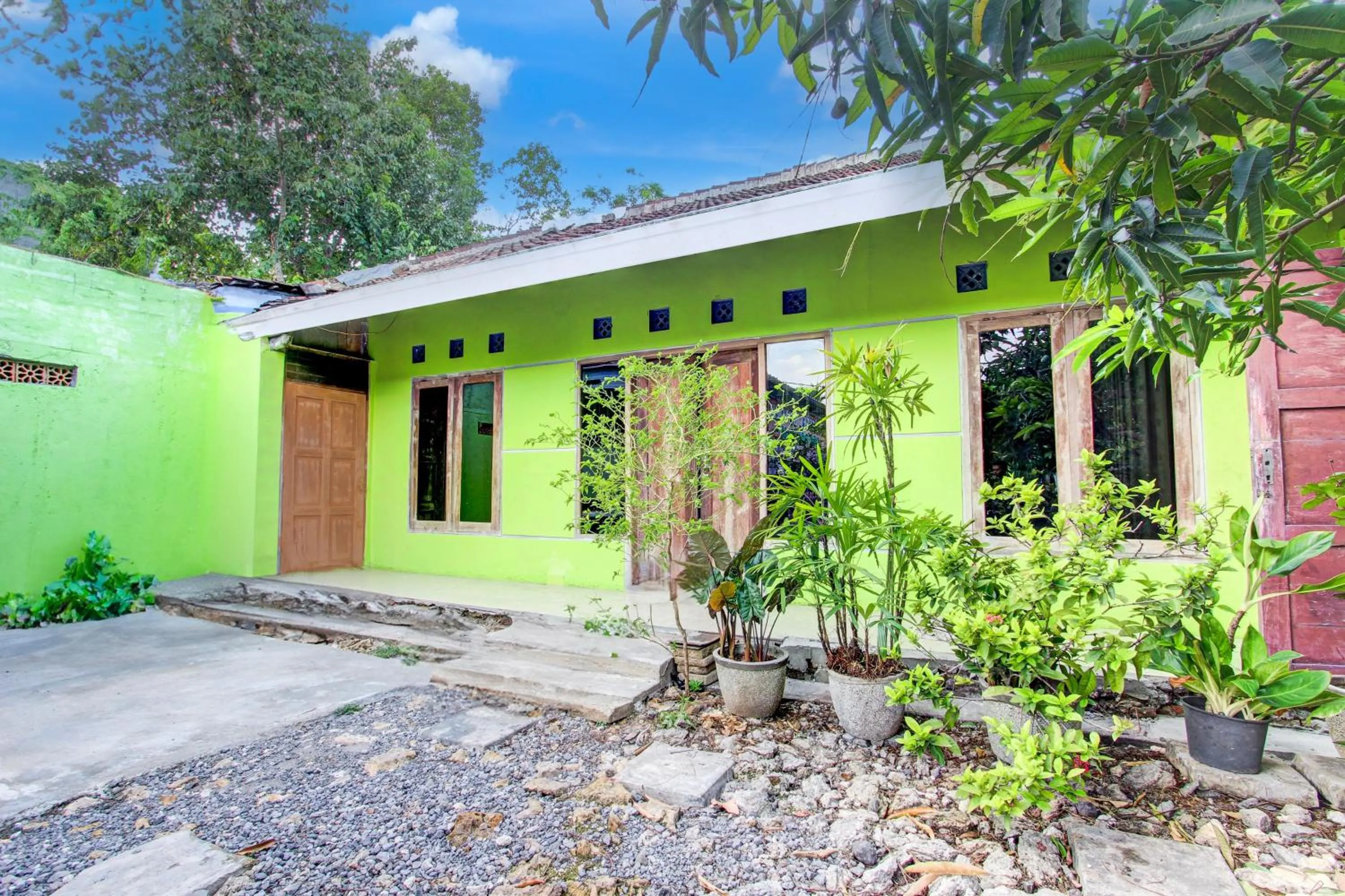 Facade/entrance in Hotel O Juan Kostel 3