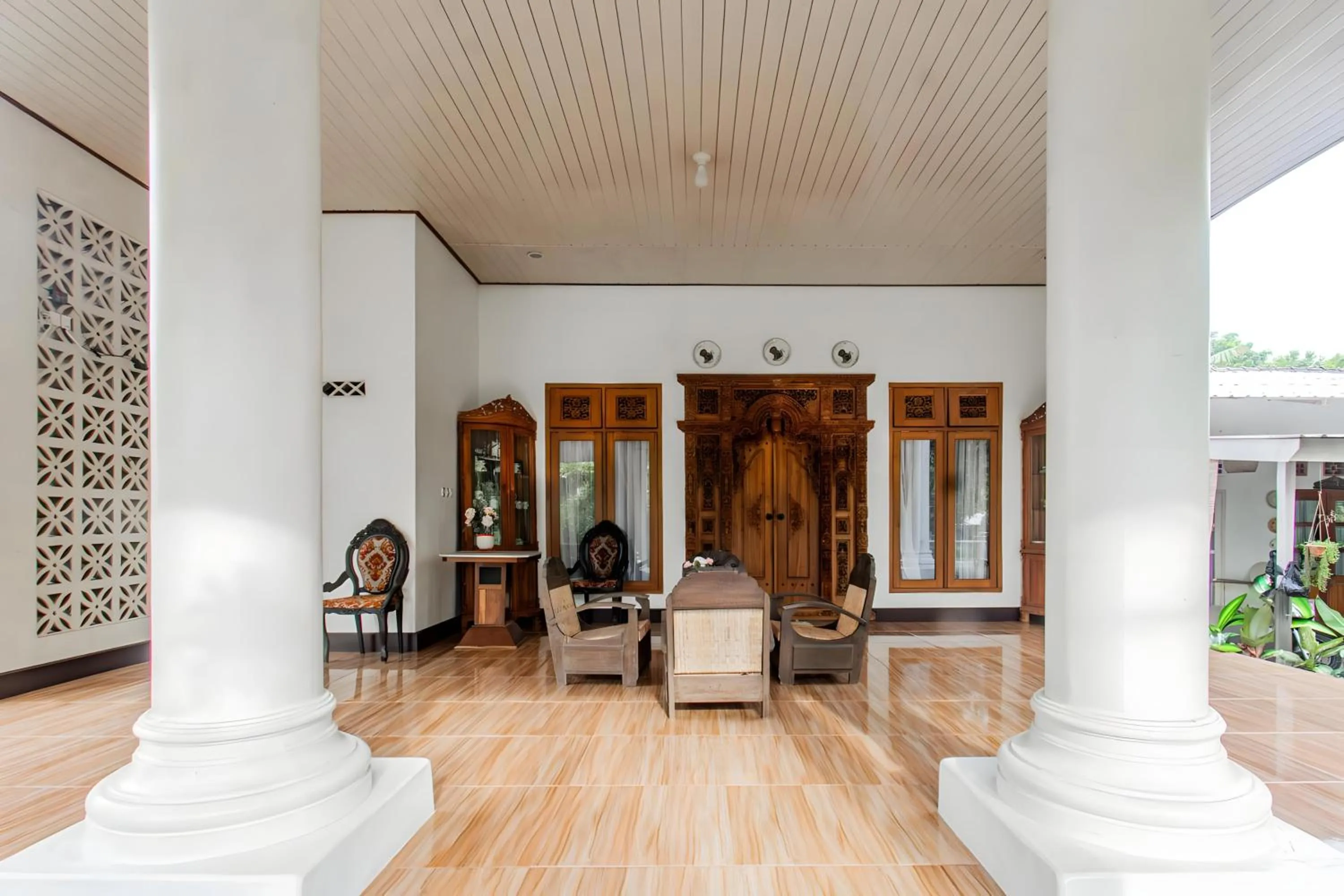 Facade/entrance in Hotel O Homestay Bonjeruk Near Restoran Pawon 21 Bonjeruk