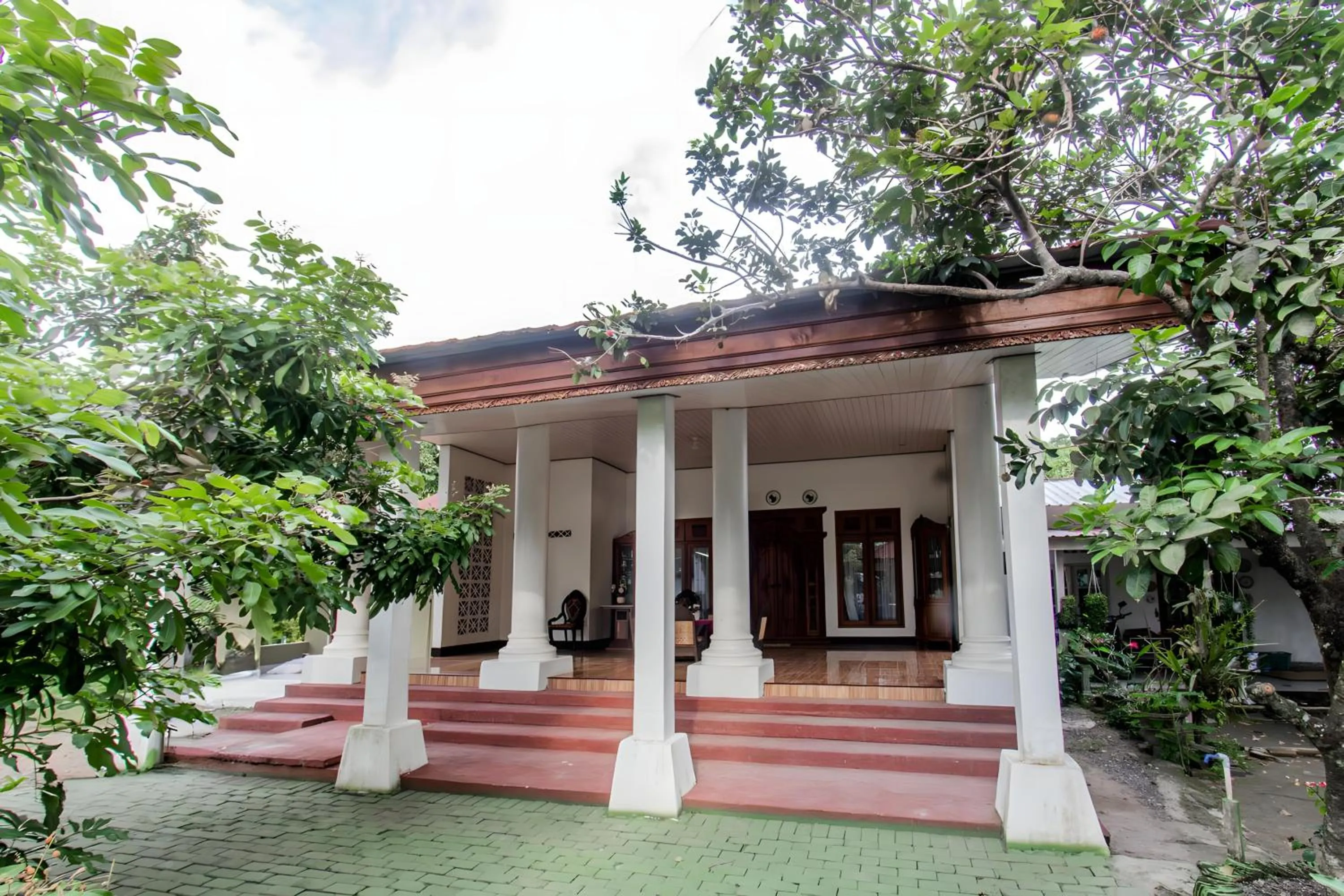 Facade/entrance in Hotel O Homestay Bonjeruk Near Restoran Pawon 21 Bonjeruk