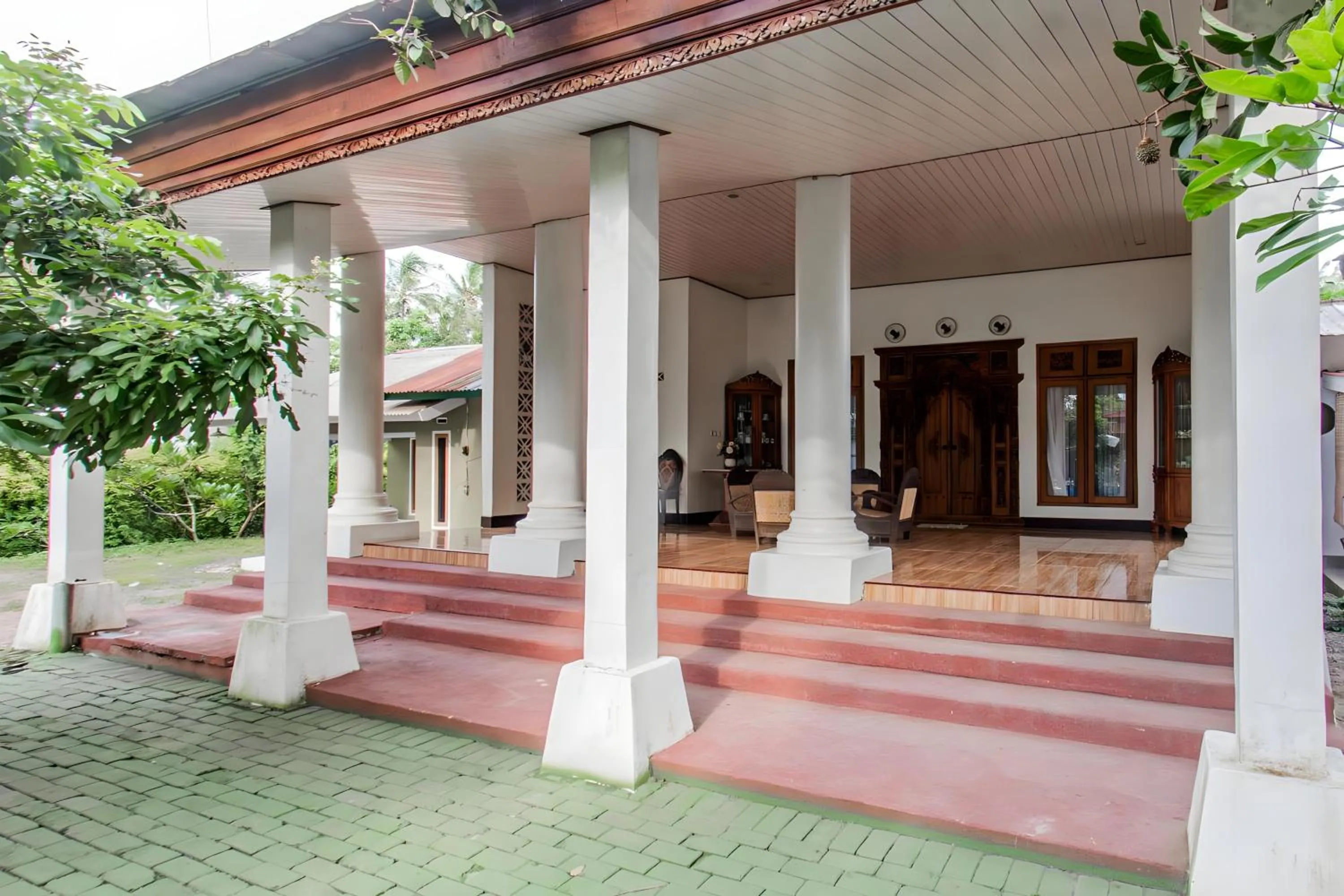 Facade/entrance in Hotel O Homestay Bonjeruk Near Restoran Pawon 21 Bonjeruk