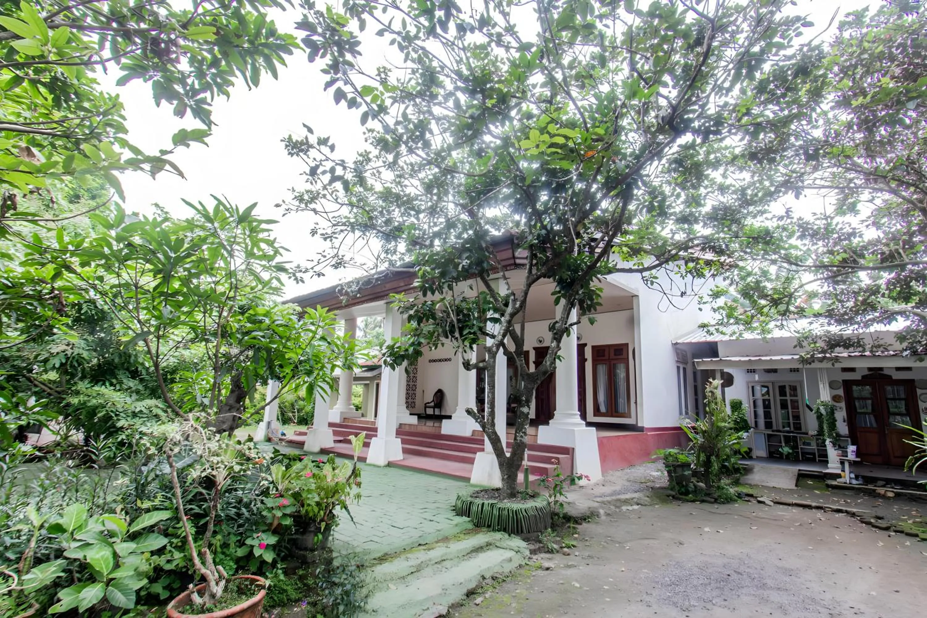 Facade/entrance in Hotel O Homestay Bonjeruk Near Restoran Pawon 21 Bonjeruk
