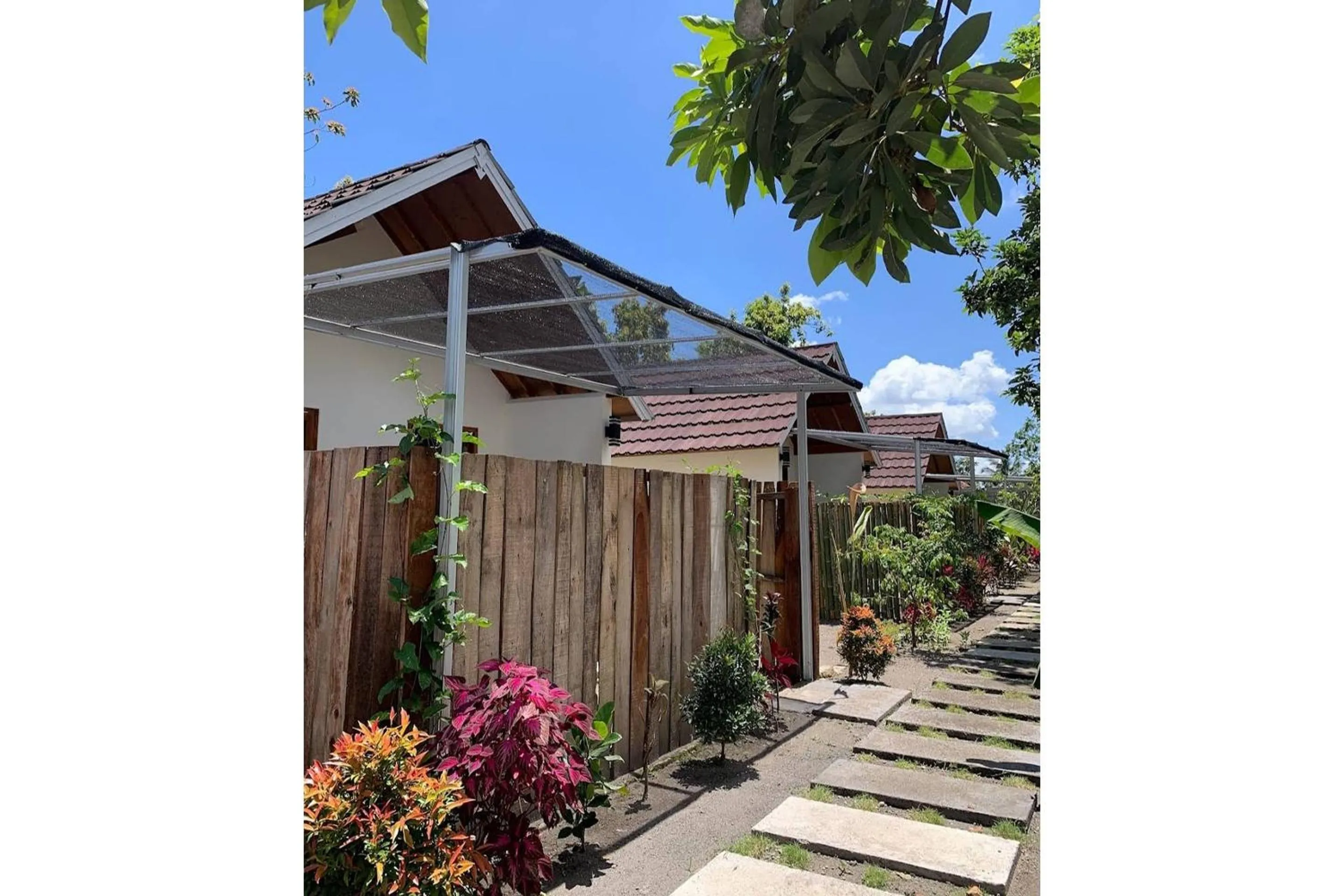 Facade/entrance in Hotel O Avocado Homestay