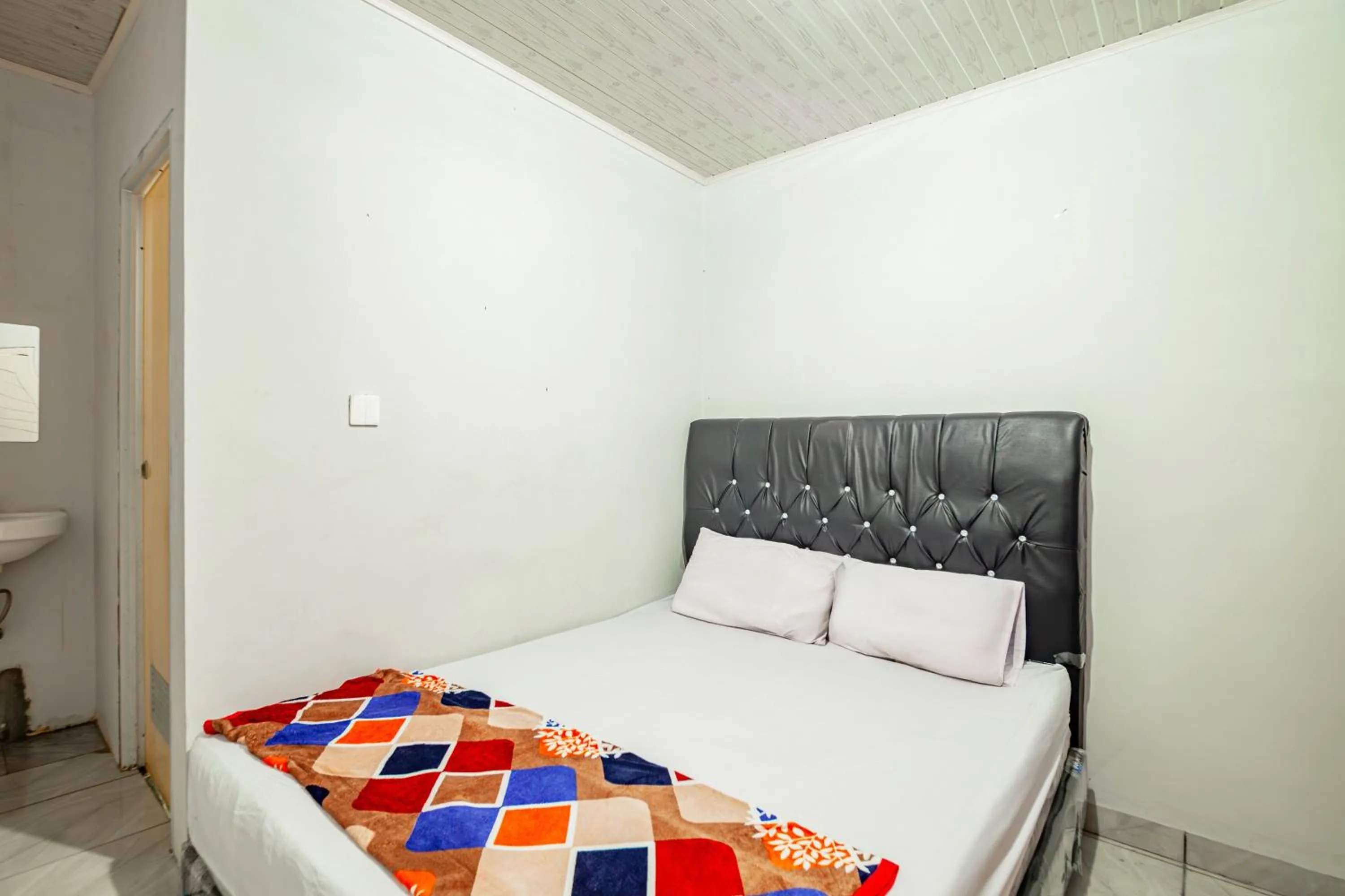 Bedroom, Bed in Hotel O Wongso Residence Syariah