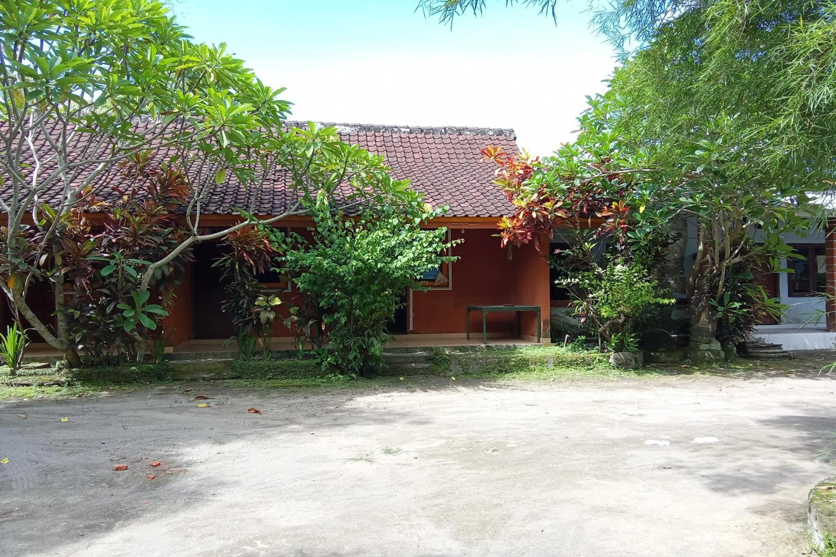 Facade/entrance in Hotel O Dannis Homestay Near Musholla Al Istiqomah Terawangan