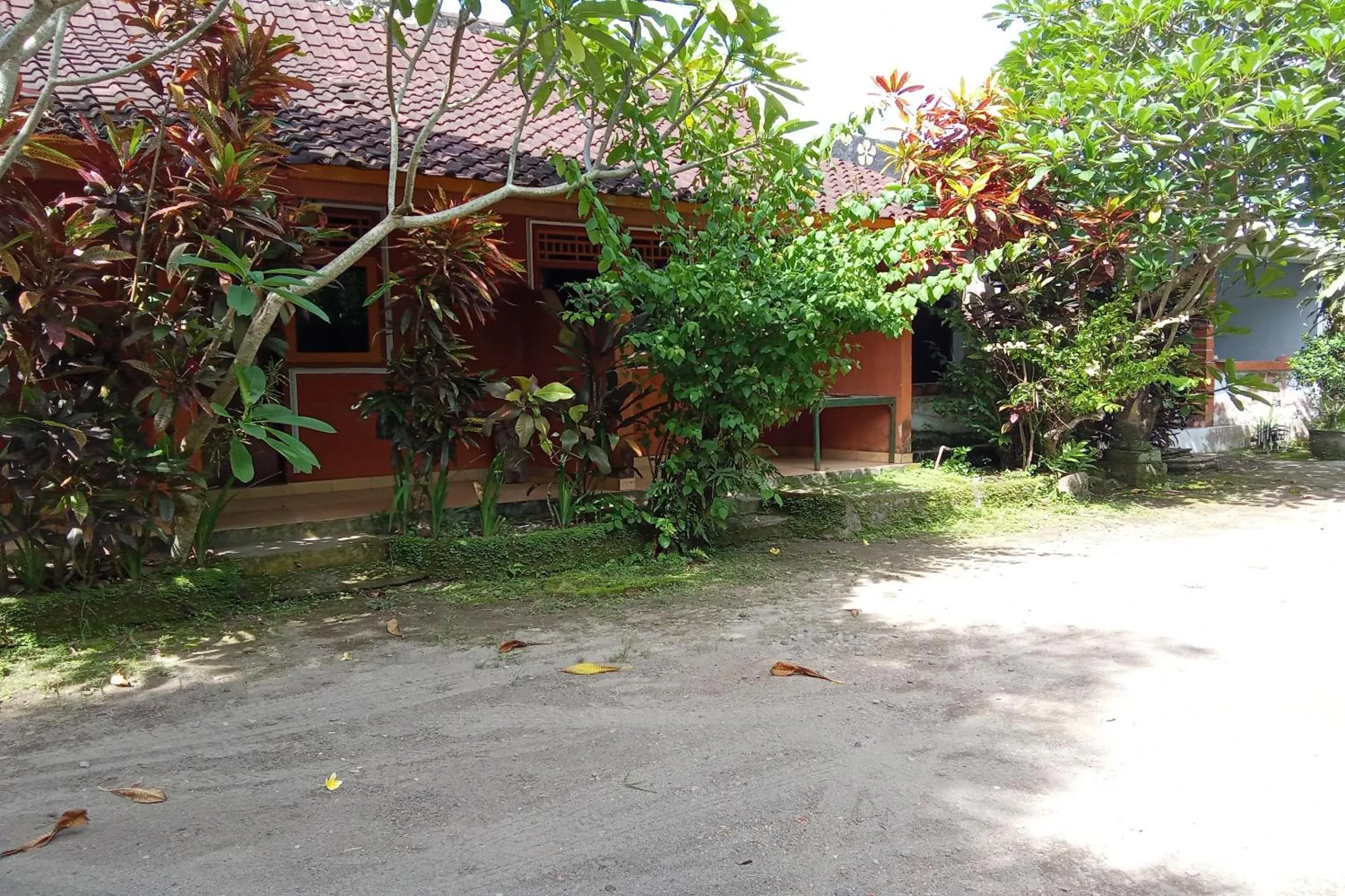 Facade/entrance in Hotel O Dannis Homestay Near Musholla Al Istiqomah Terawangan