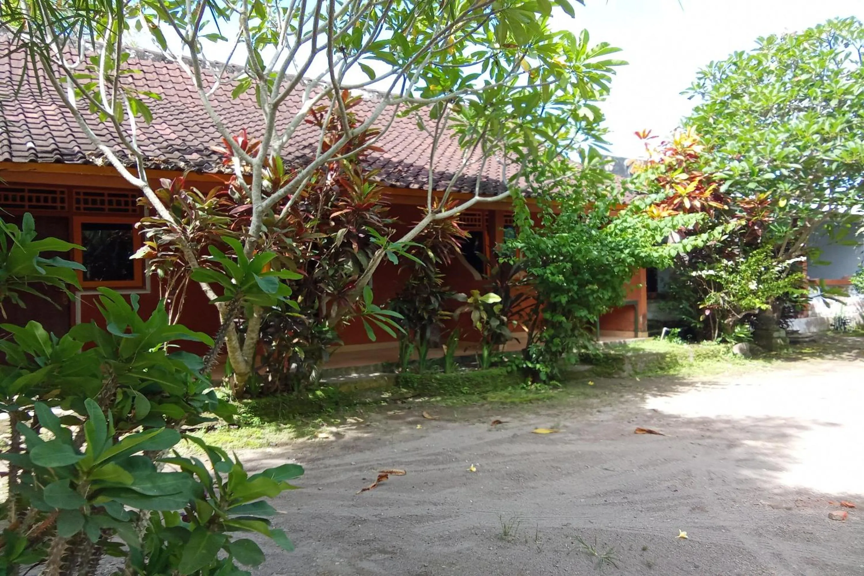 Facade/entrance in Hotel O Dannis Homestay Near Musholla Al Istiqomah Terawangan