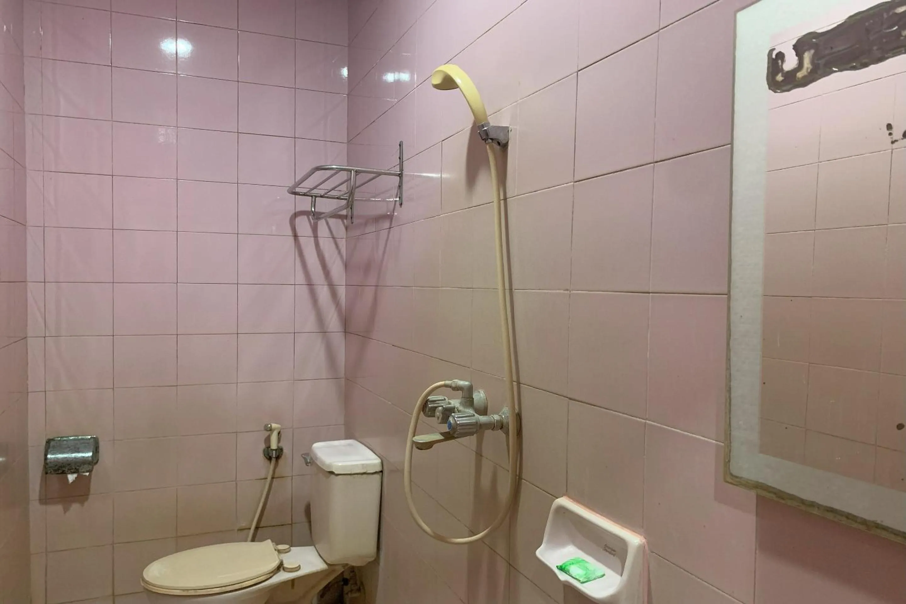 Bathroom in Hotel O Pondok Baruga 777 Near Sarewo Musik Studio Kendari