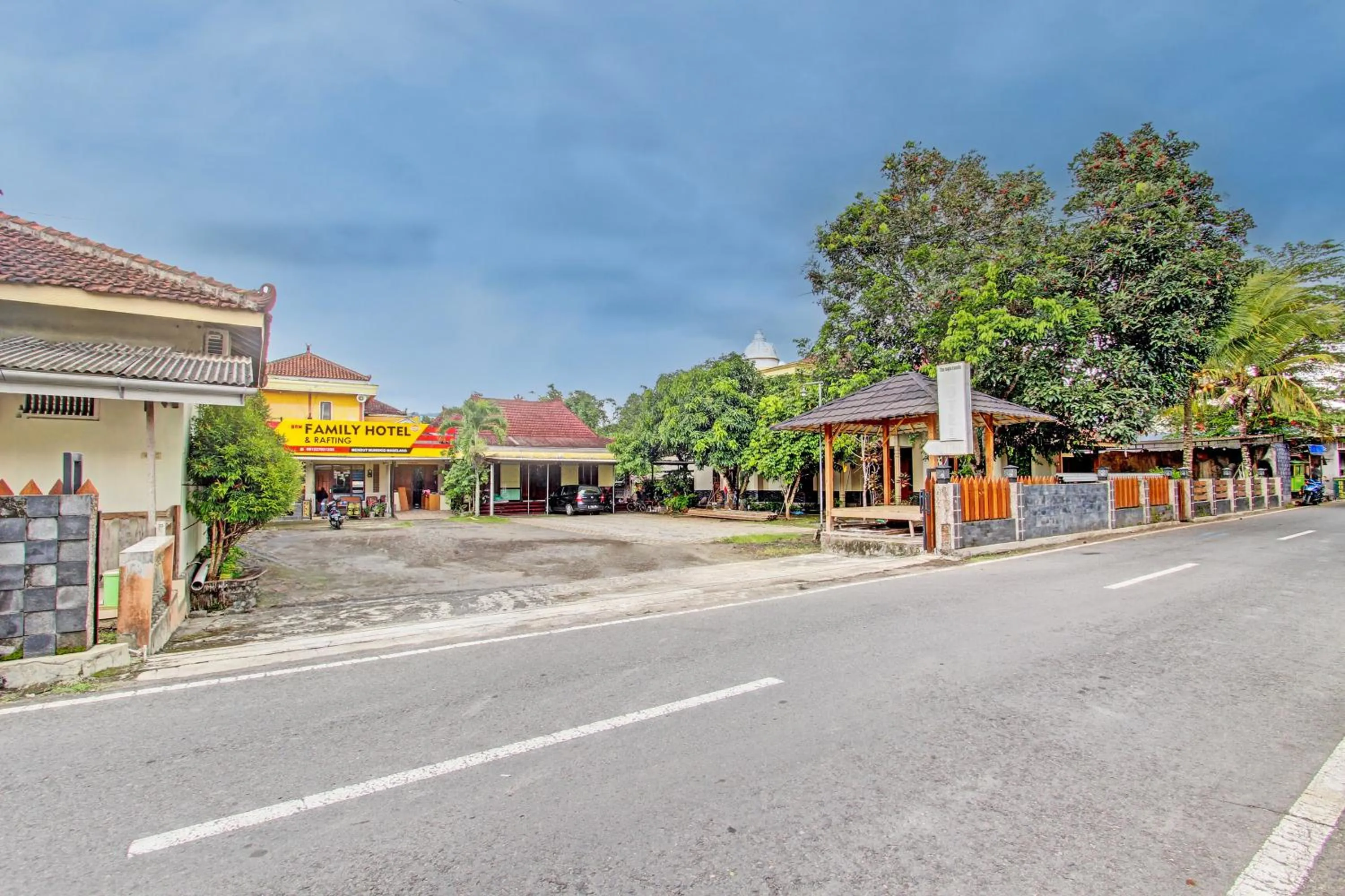 Facade/entrance in OYO 93660 New Family Hotel Syariah