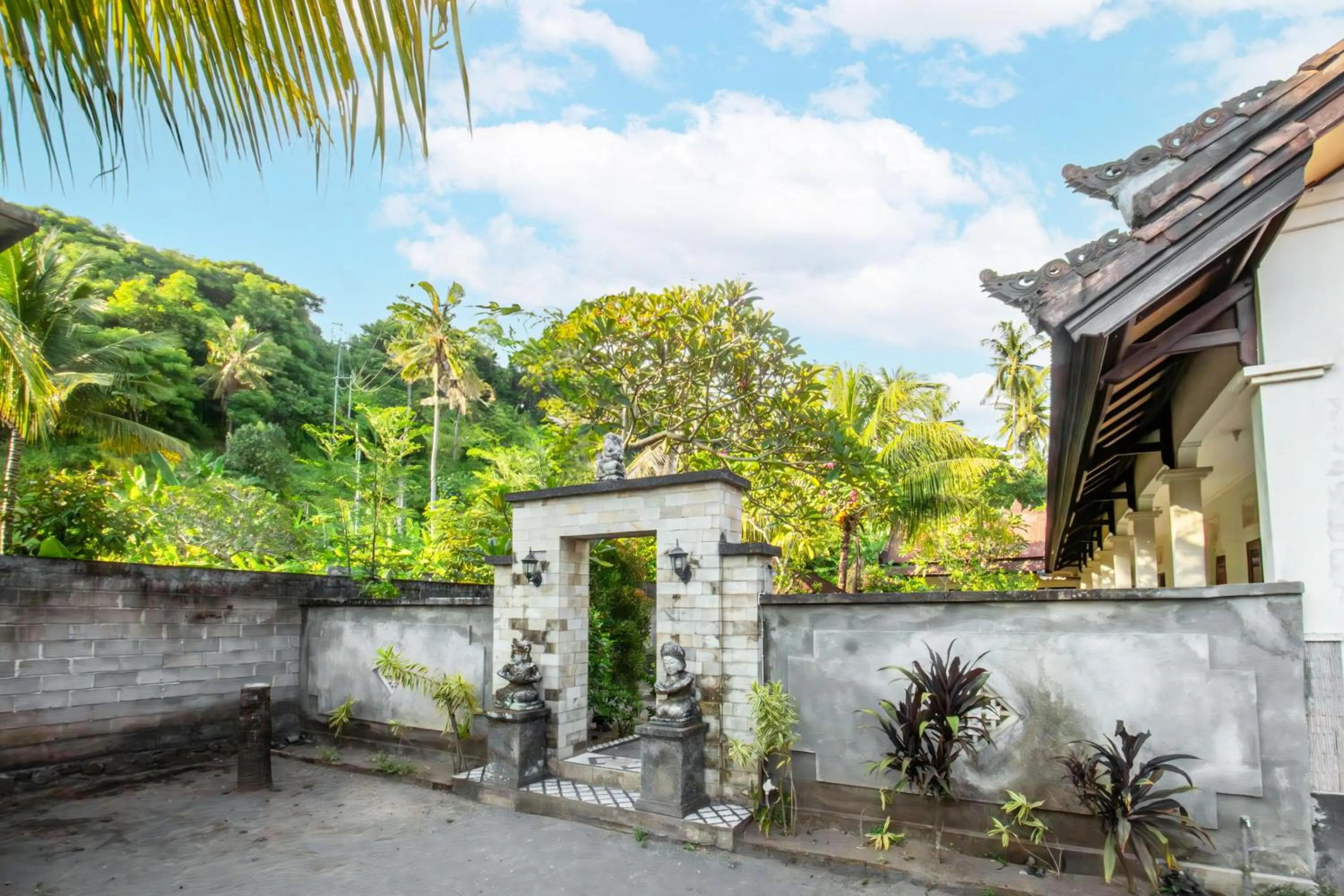 Facade/entrance in Hotel O Puri Batu Bolong