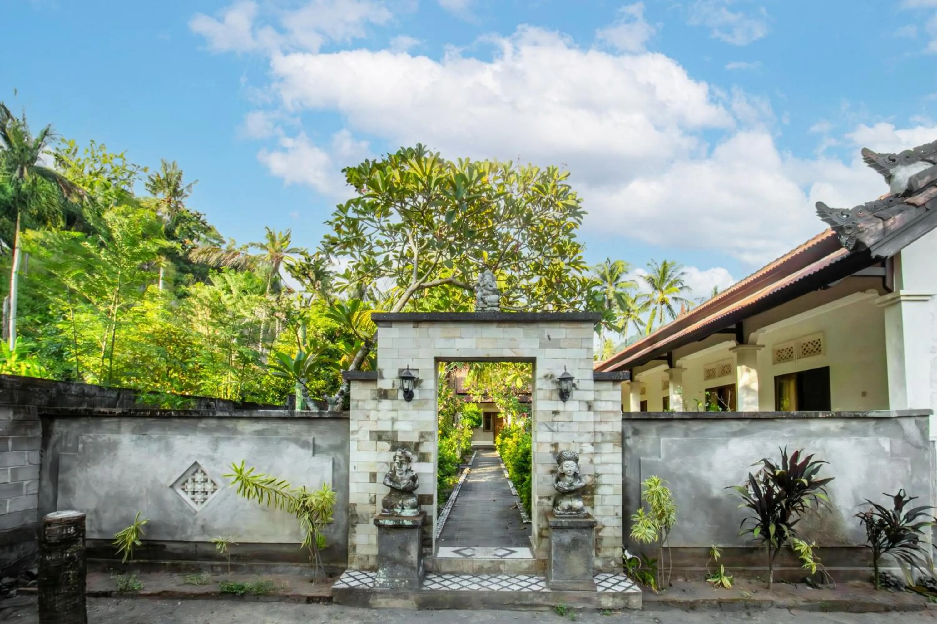 Facade/entrance in Hotel O Puri Batu Bolong