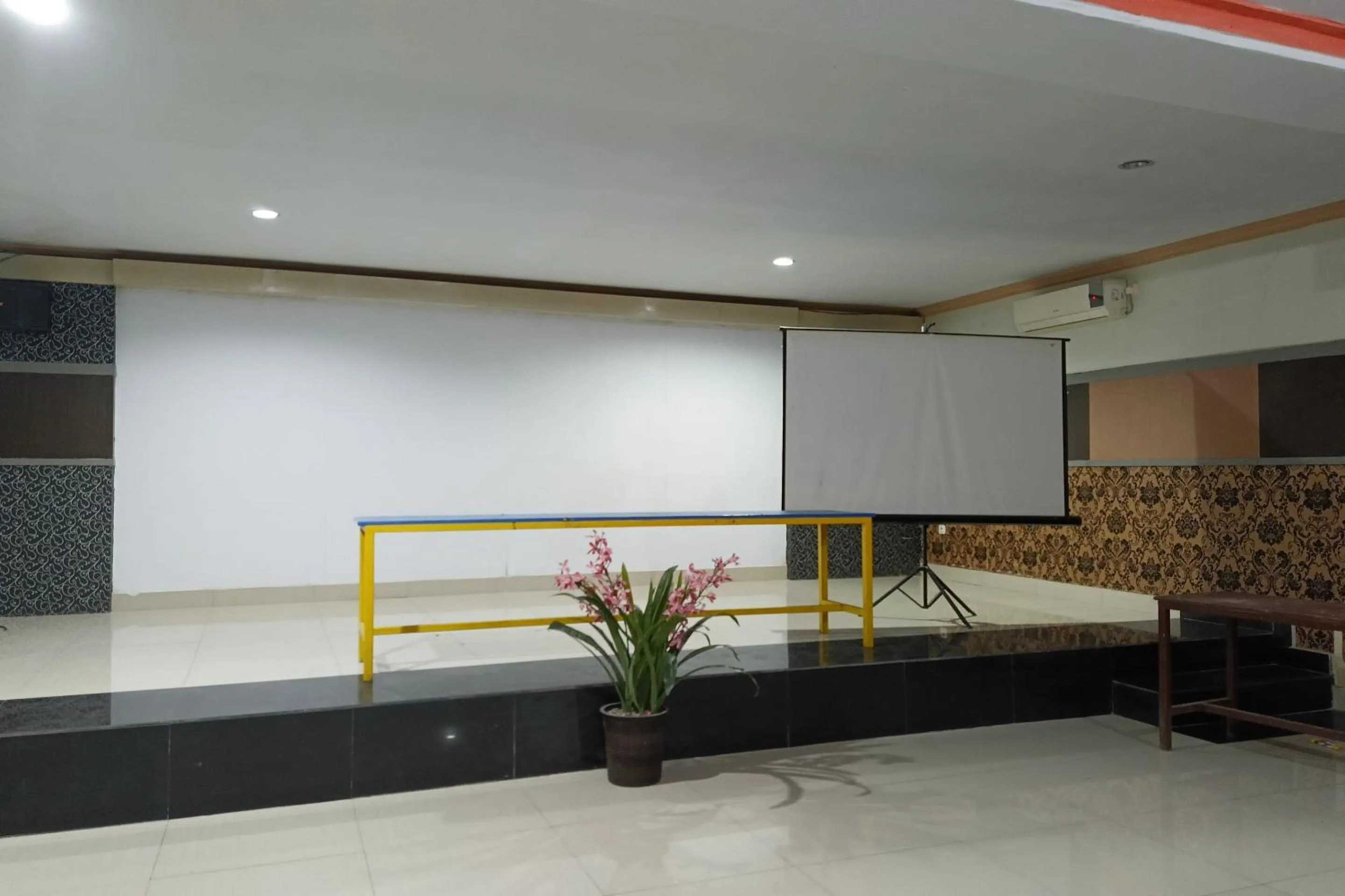 Lobby or reception in Hotel O Puri Homestay