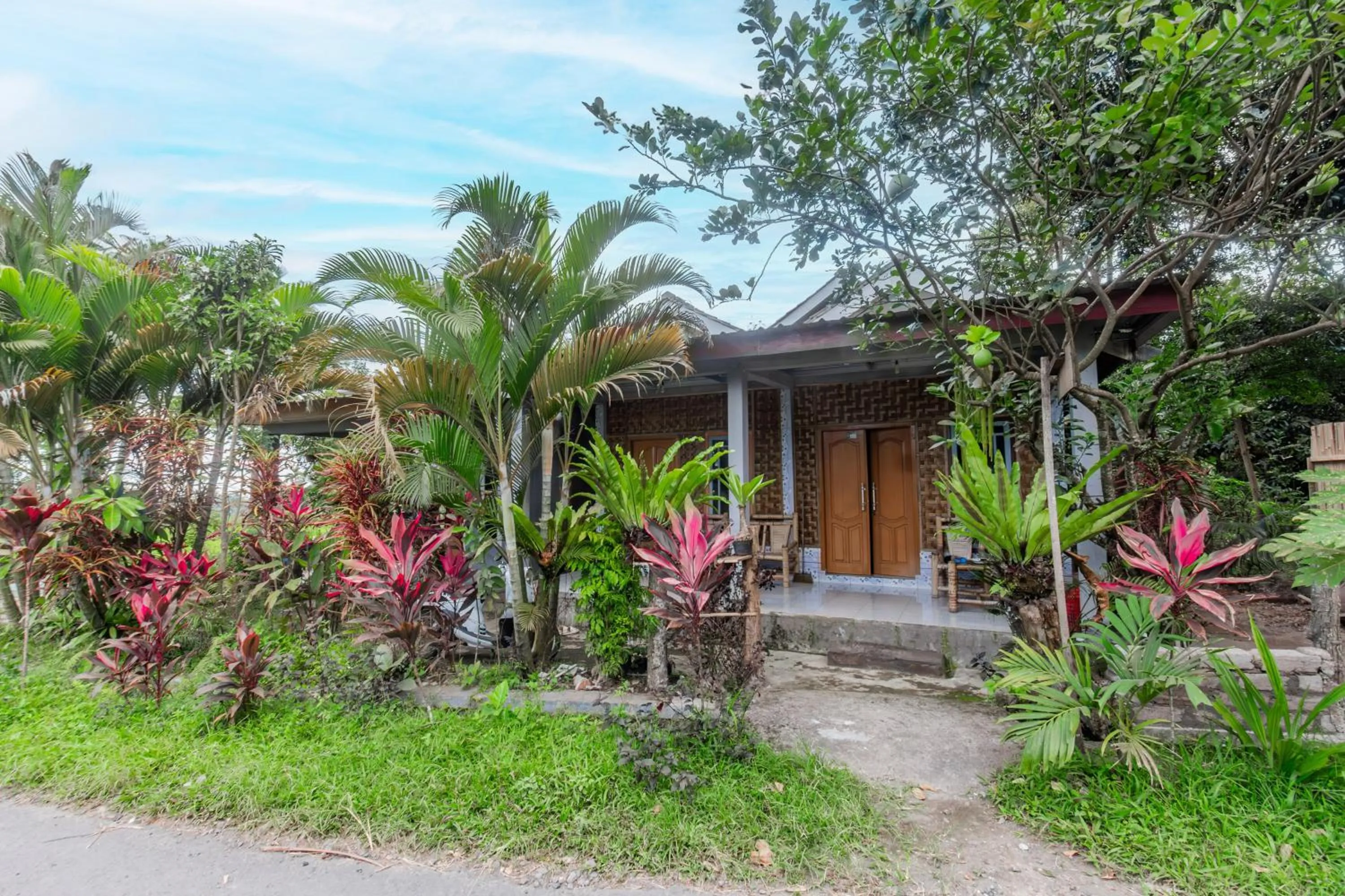 Facade/entrance in Hotel O Lestari Homestay