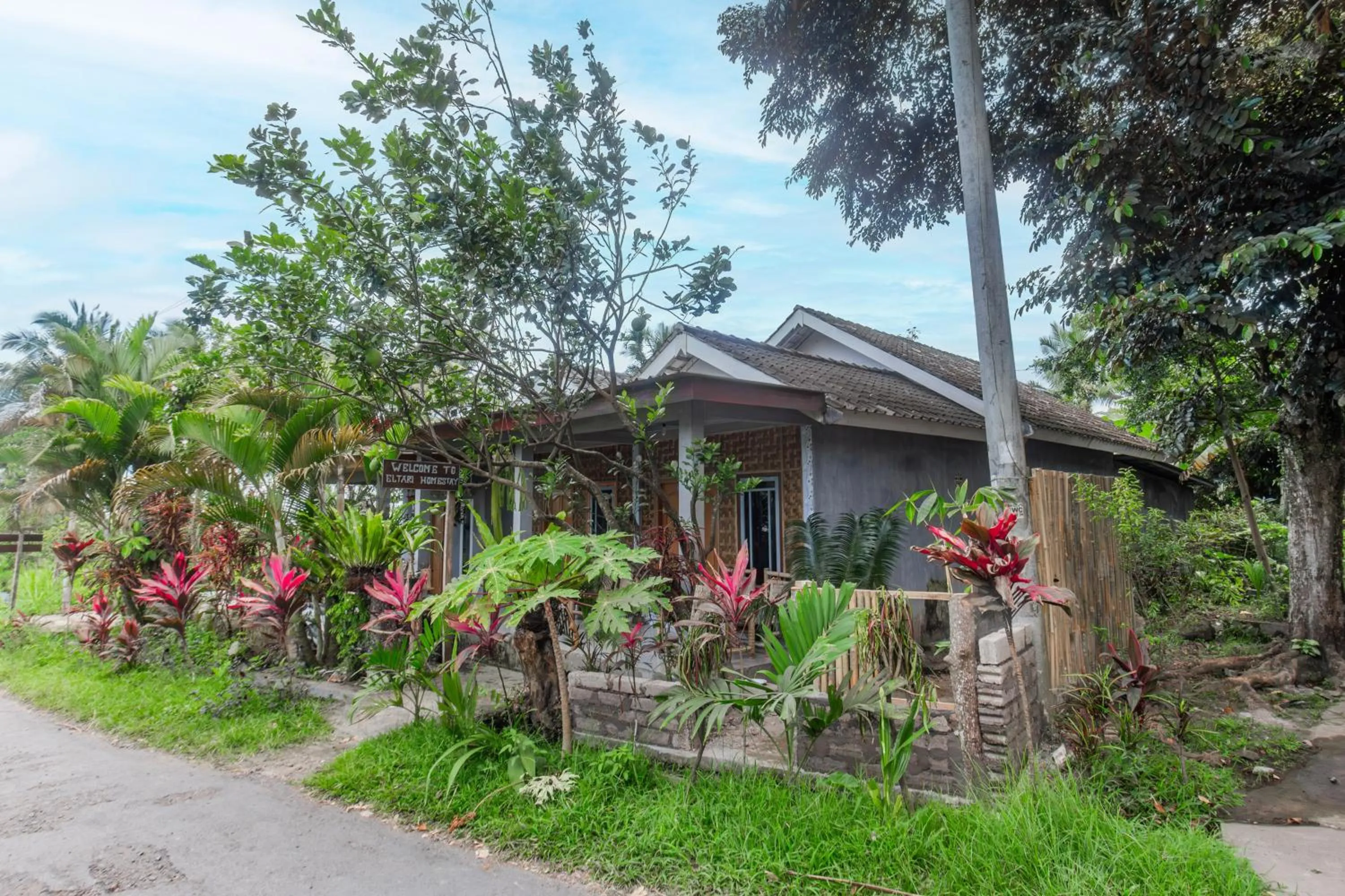 Facade/entrance in Hotel O Lestari Homestay