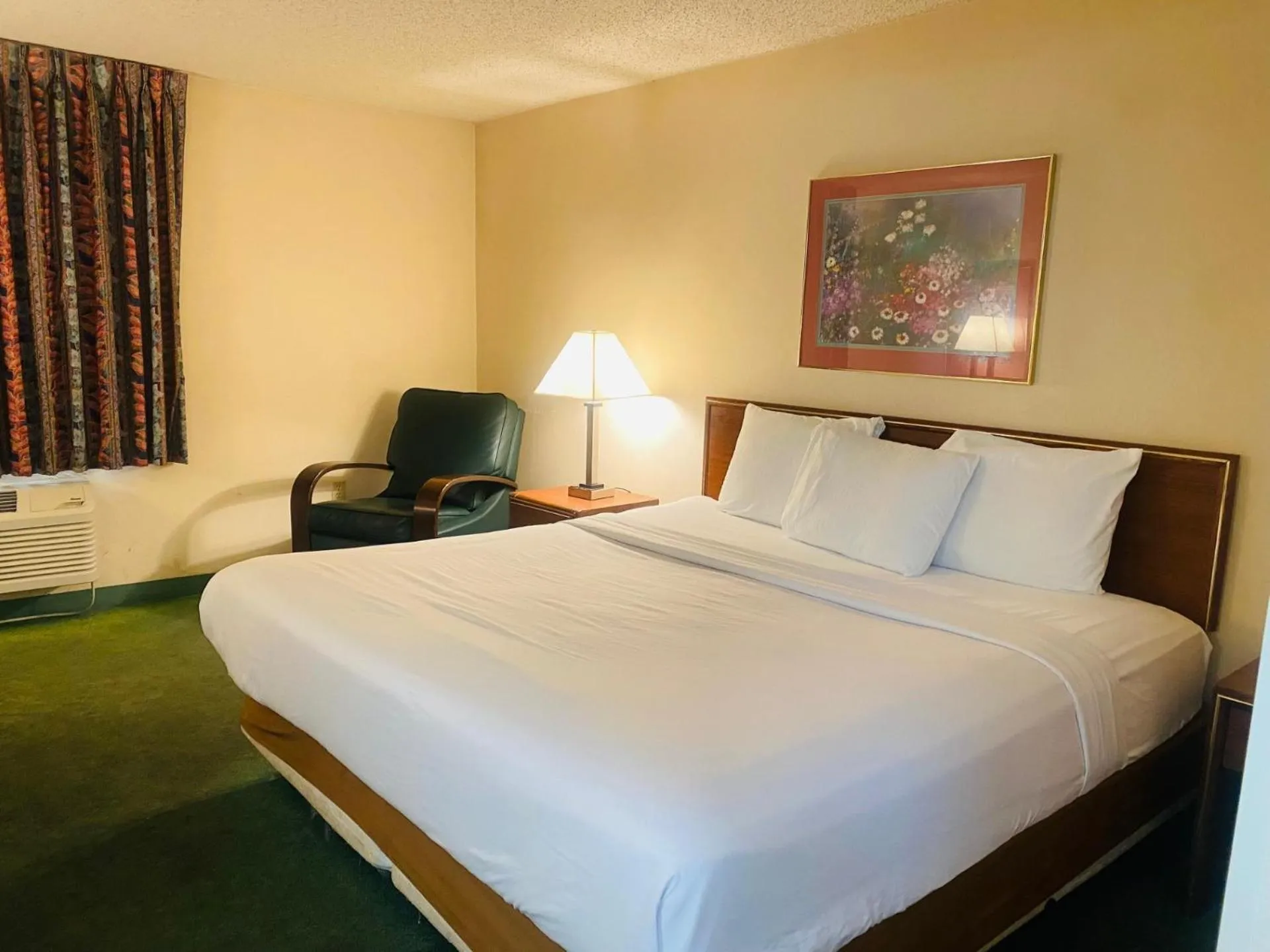 Bed in Norwood Inn Statefair Grounds