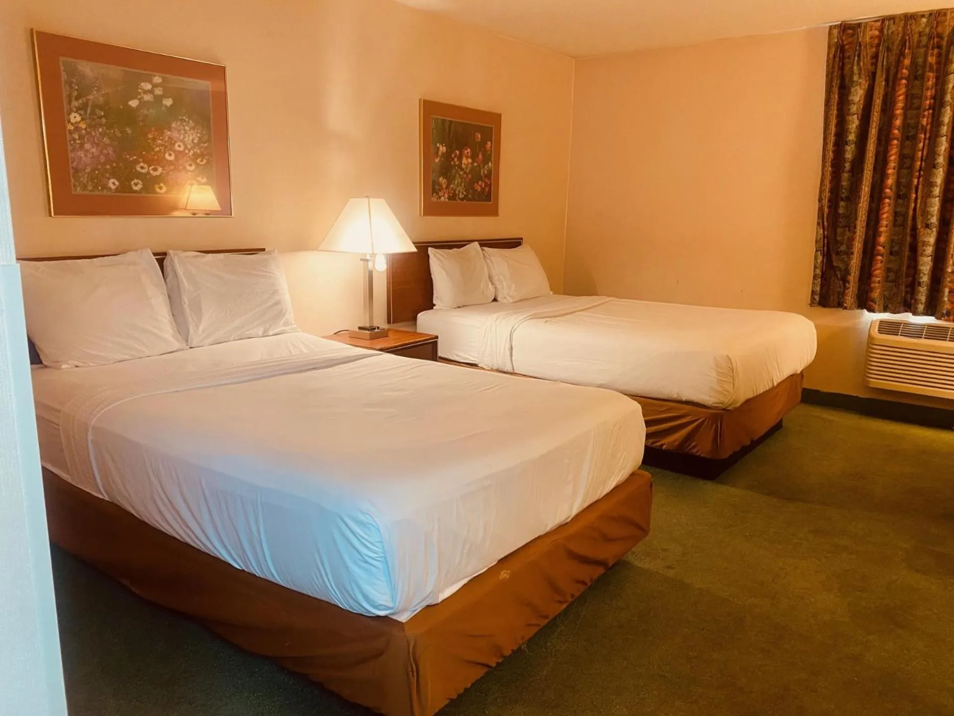 Bed in Norwood Inn Statefair Grounds