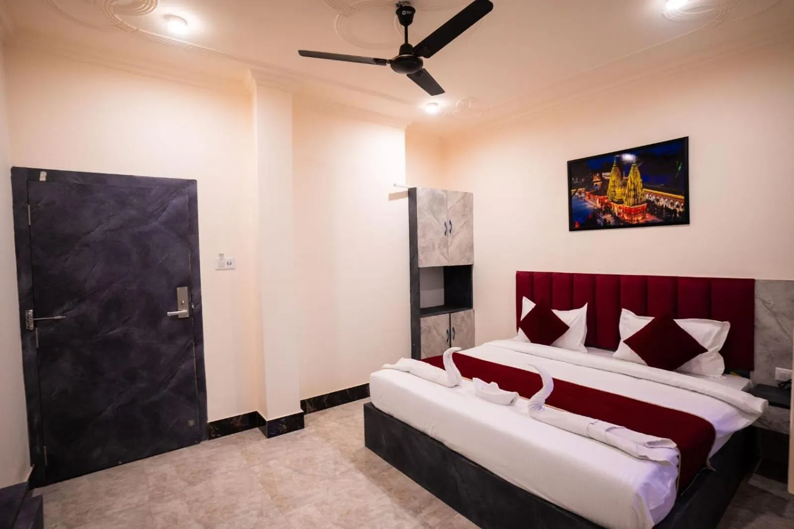 Bed in HOTEL JSR KEDAR