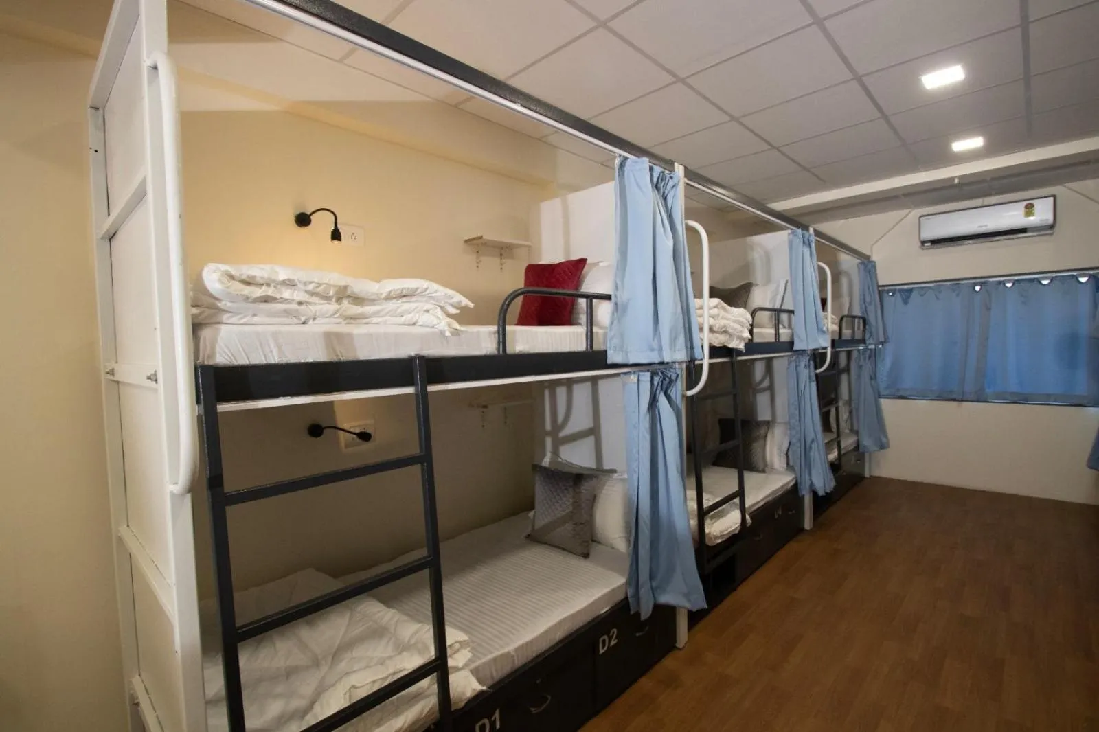 Photo of the whole room, Bed in Hostells - Backpacker Hostel near Pune Station