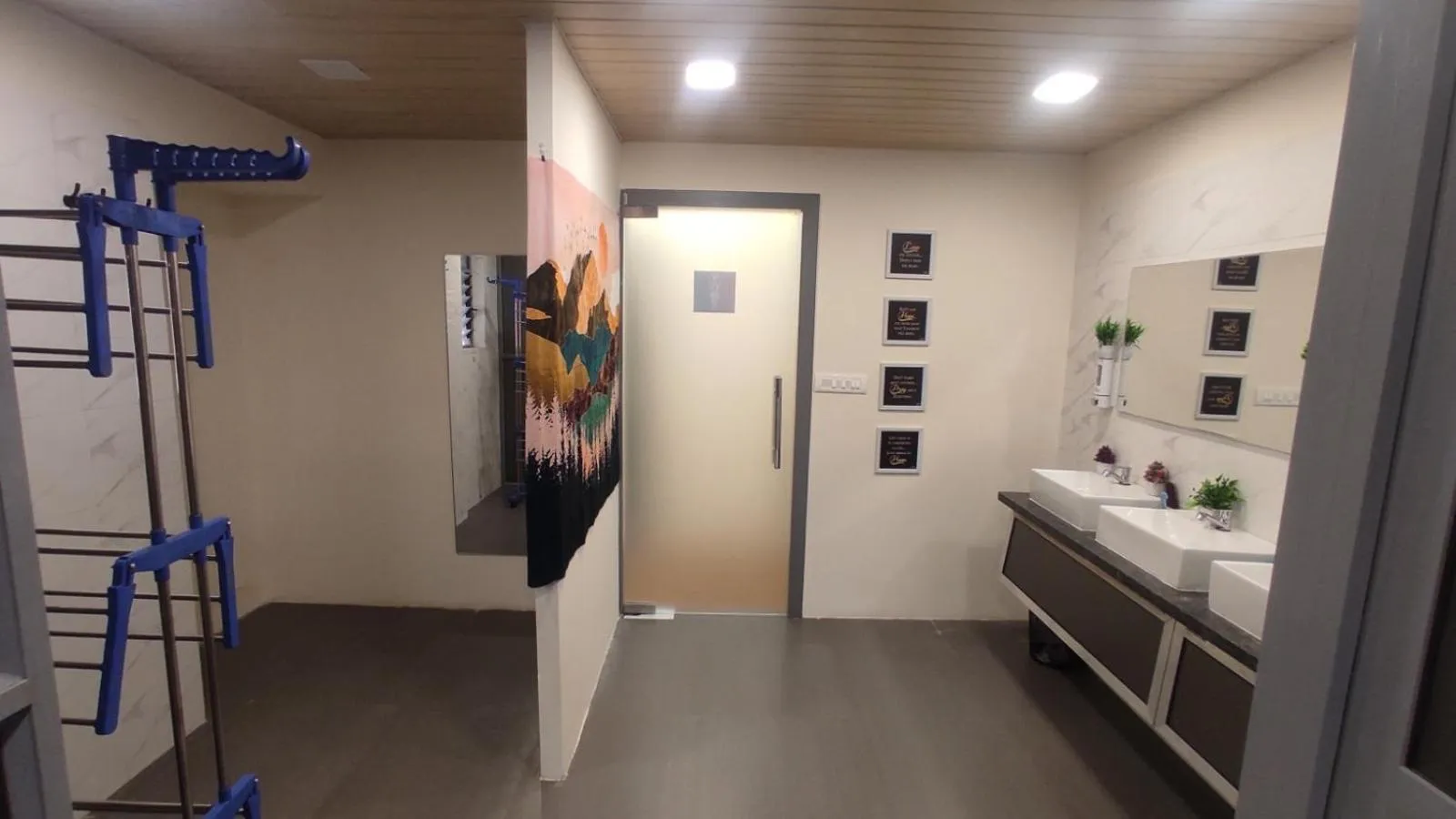 Bathroom, Bed in Hostells - Backpacker Hostel near Pune Station