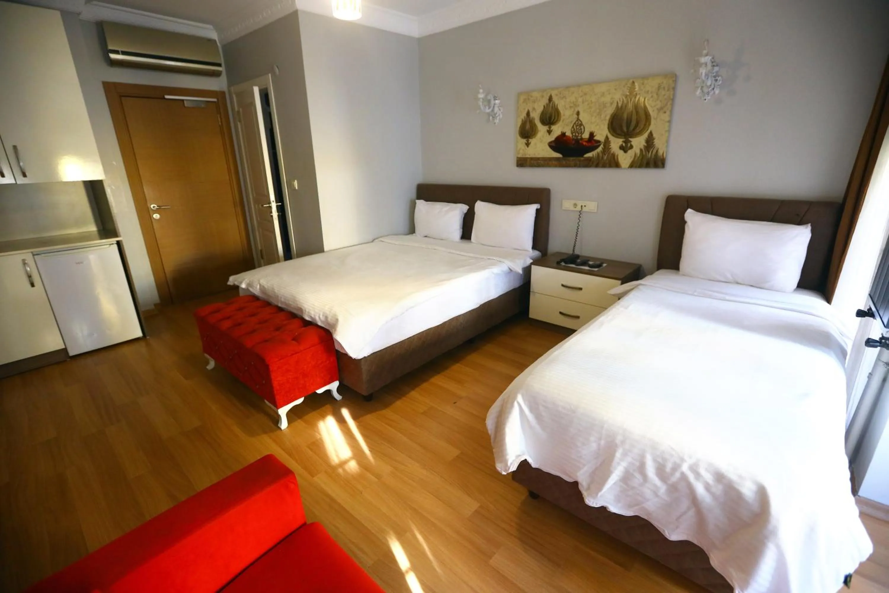 Photo of the whole room, Bed in Zendy Suite Hotel