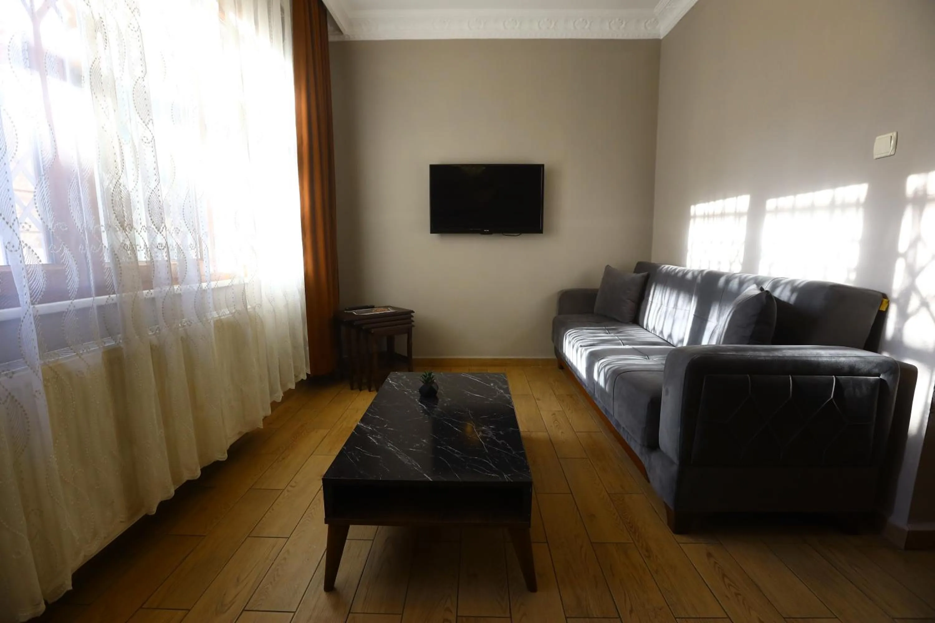 Communal lounge/ TV room in Zendy Suite Hotel