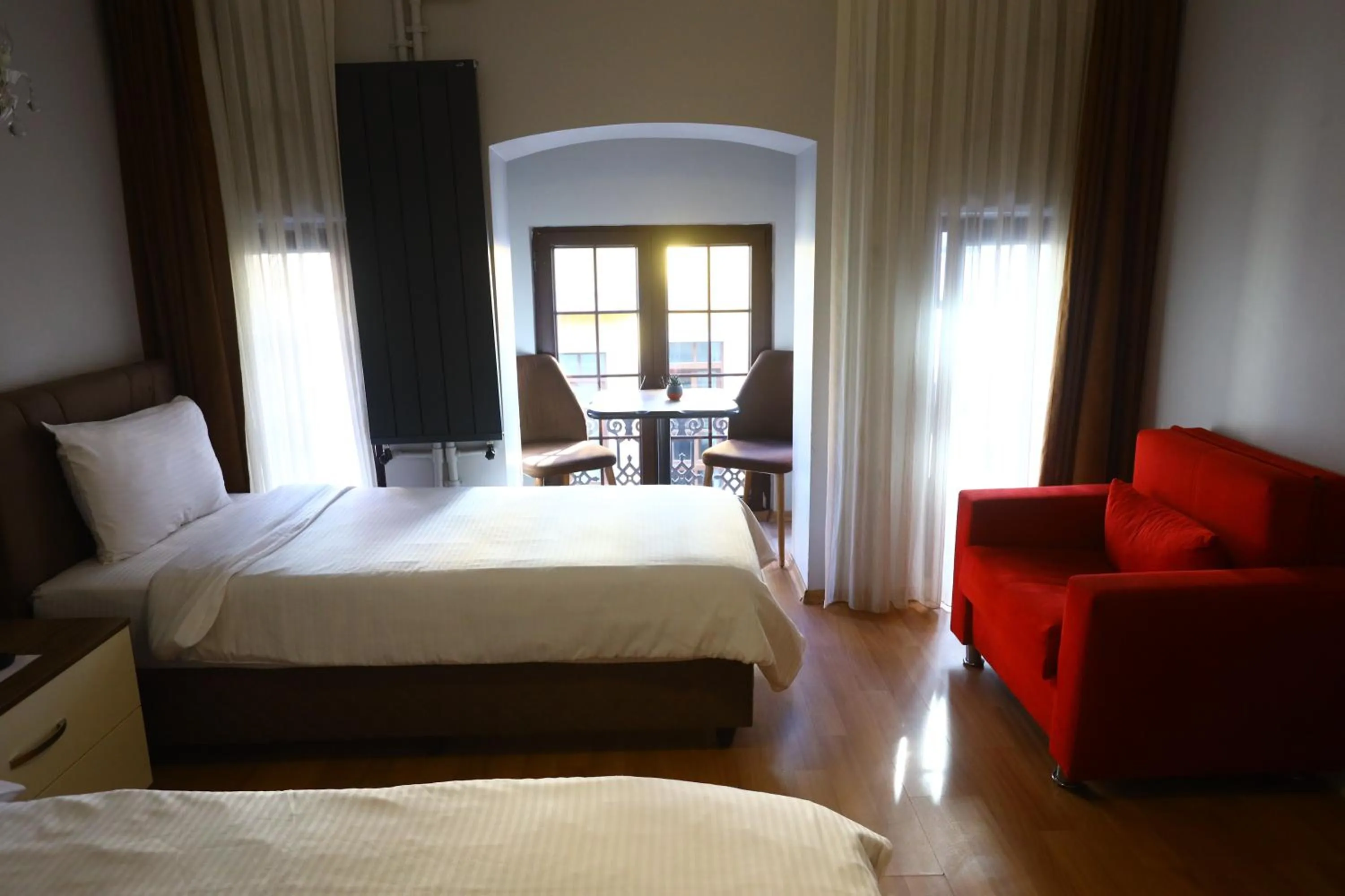 Photo of the whole room, Bed in Zendy Suite Hotel