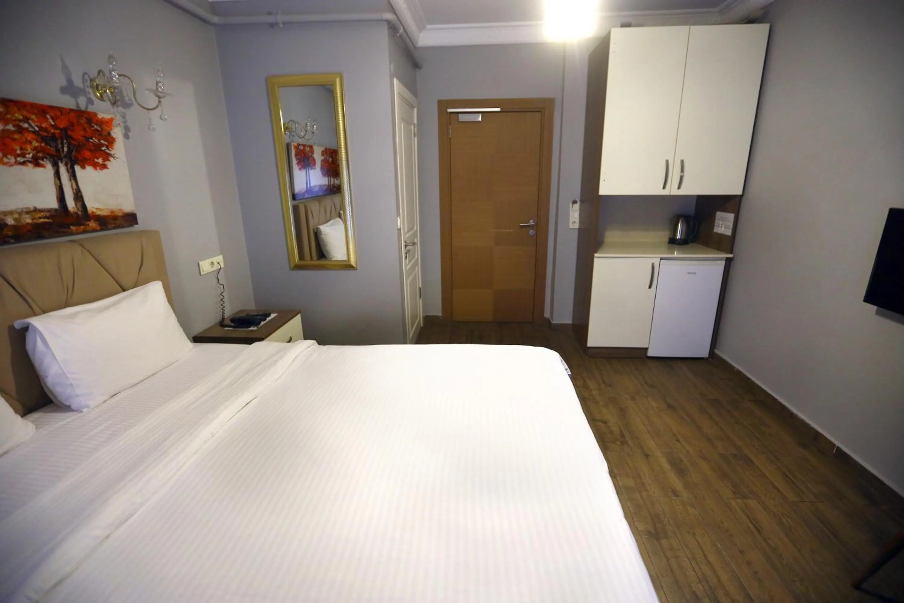 Photo of the whole room, Bed in Zendy Suite Hotel