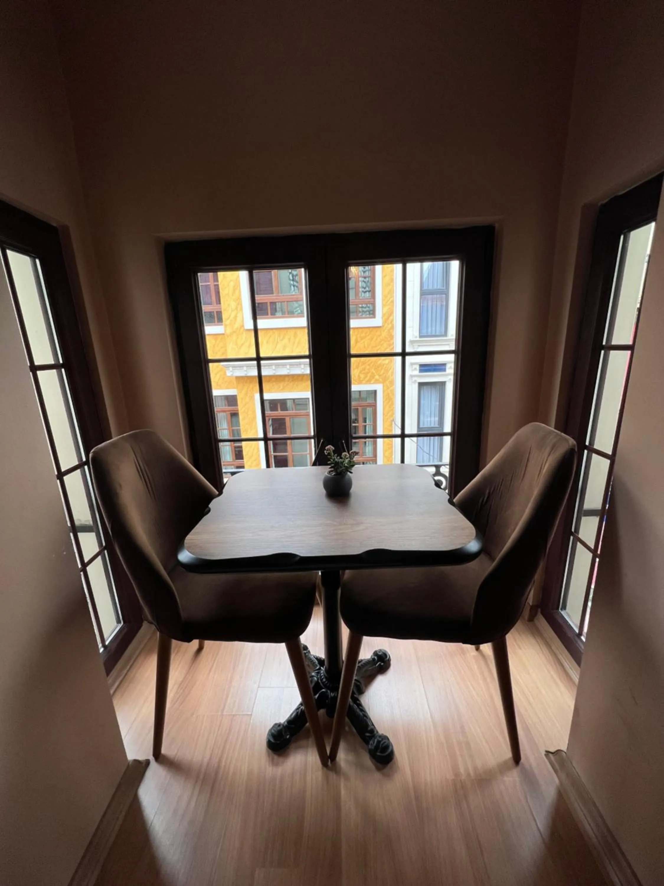 Seating area in Zendy Suite Hotel
