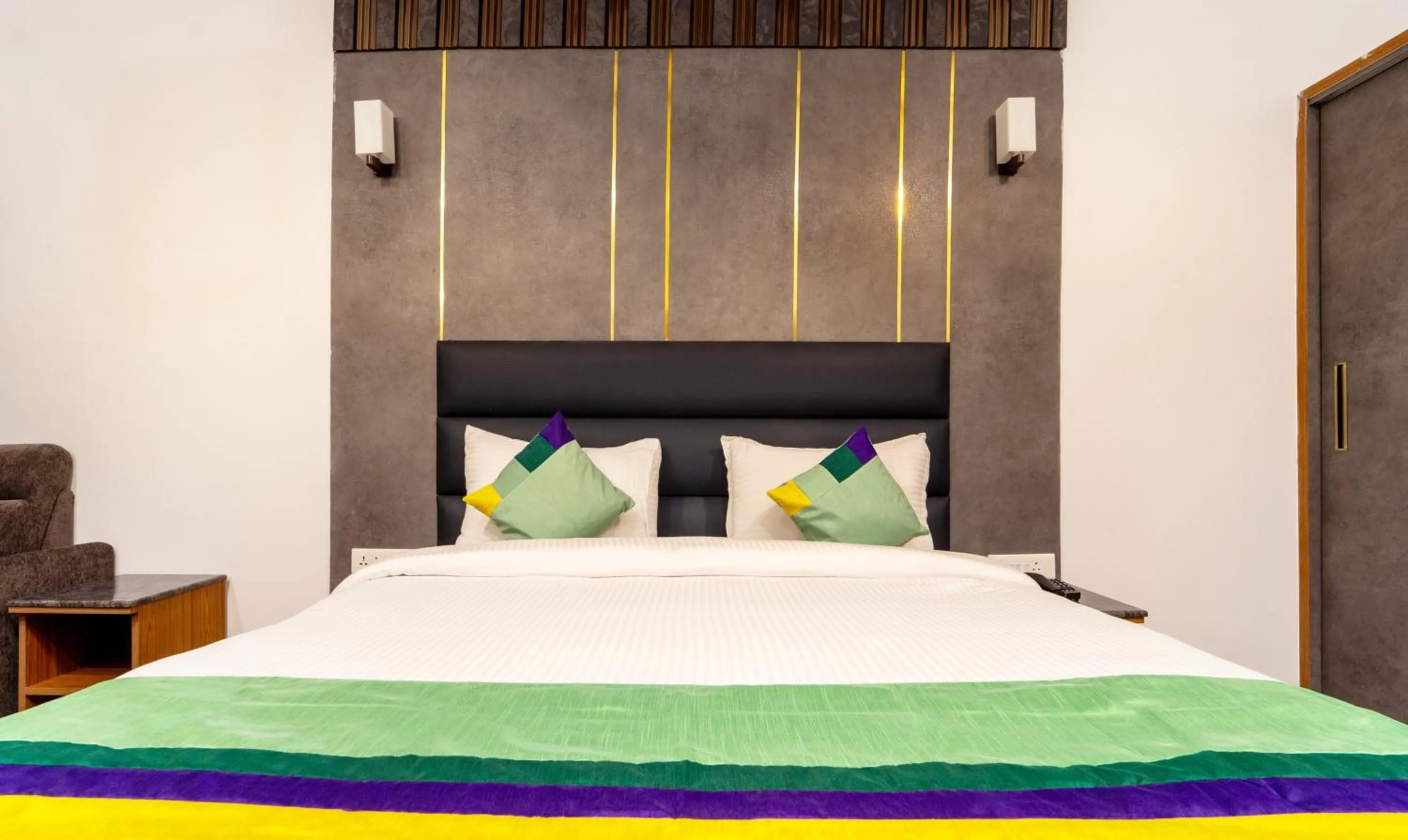 Bedroom, Bed in Treebo Skydale Premium Suites, 1500 Mtrs From Ooty Lake