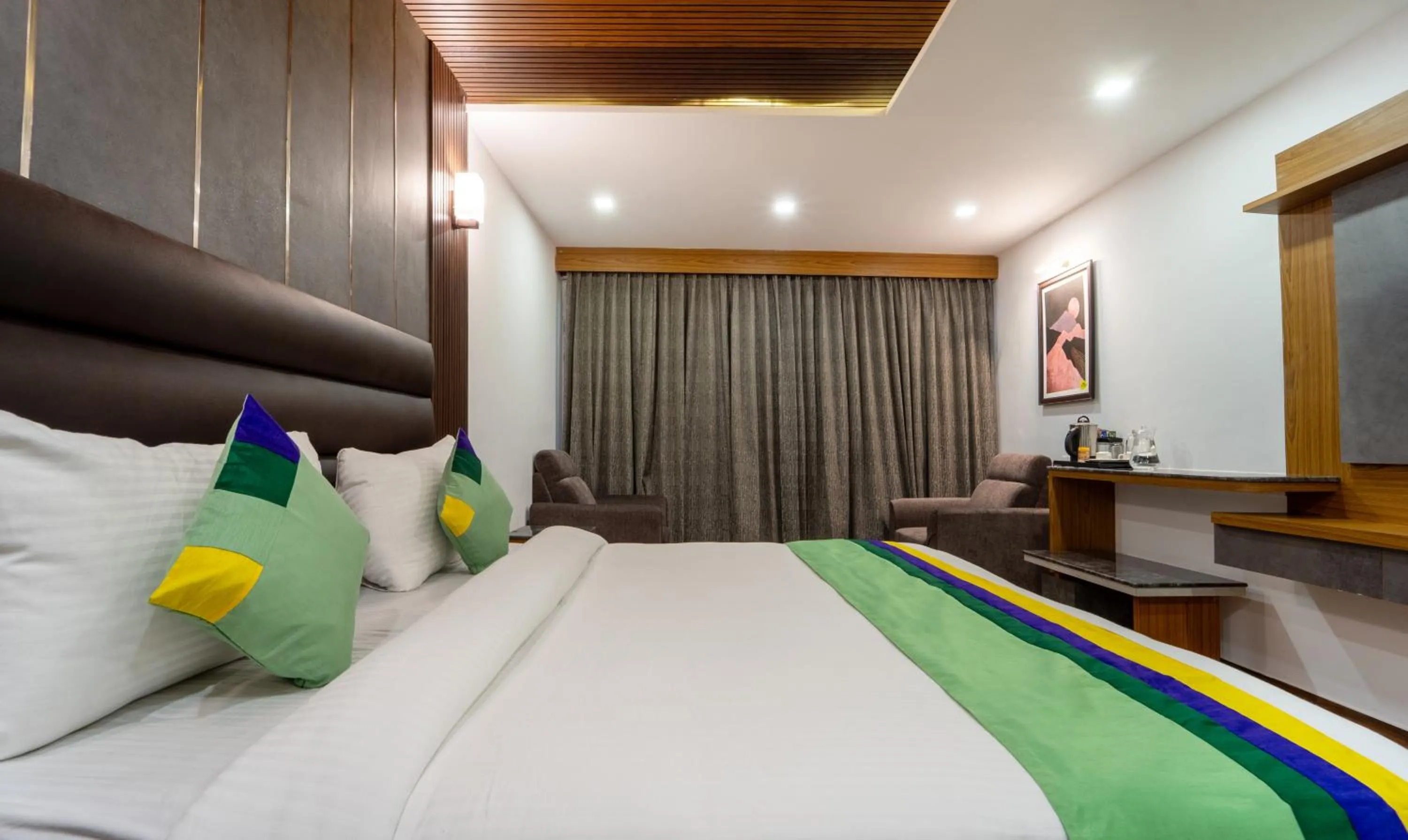 Bedroom, Bed in Treebo Skydale Premium Suites, 1500 Mtrs From Ooty Lake