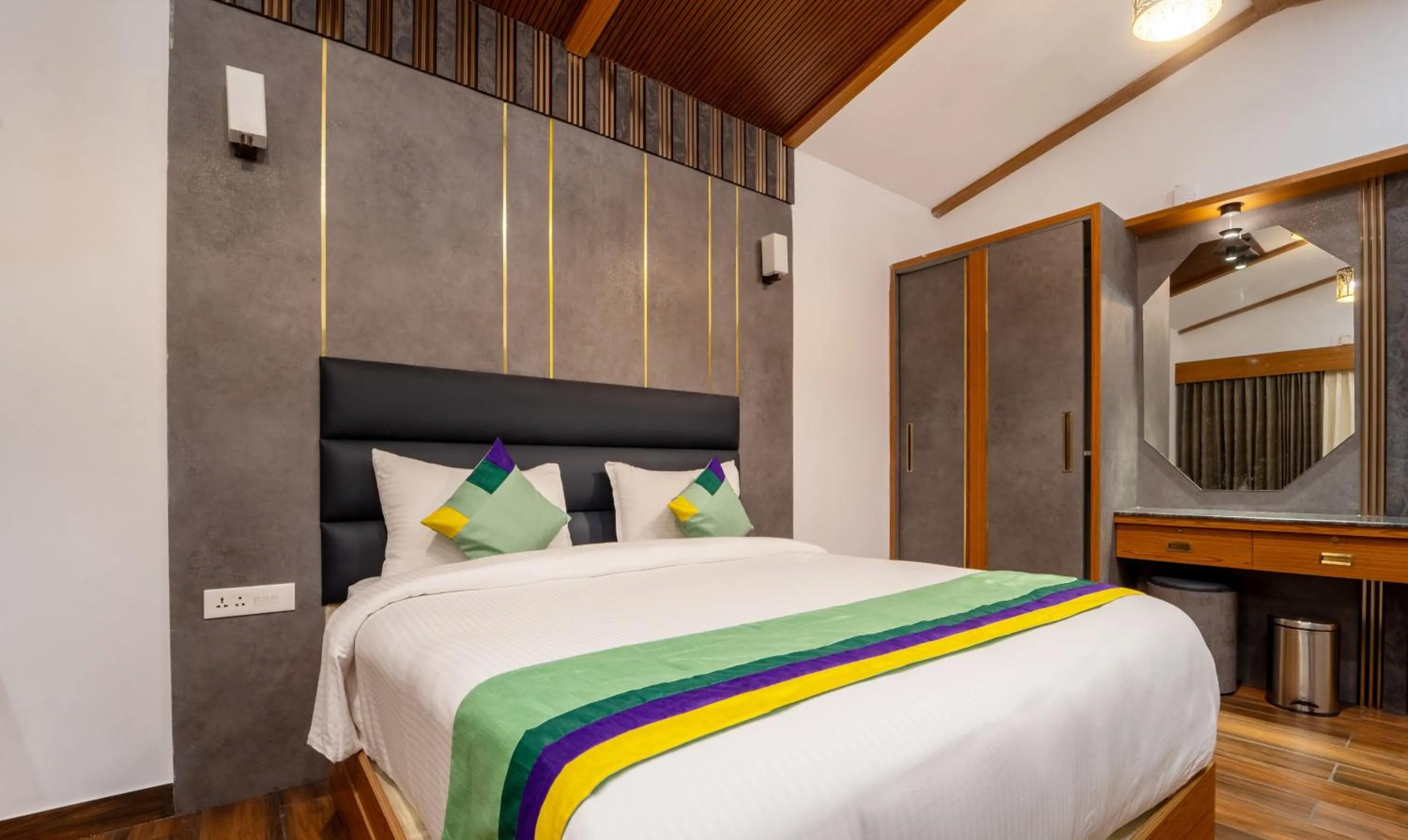 Bedroom, Bed in Treebo Skydale Premium Suites, 1500 Mtrs From Ooty Lake
