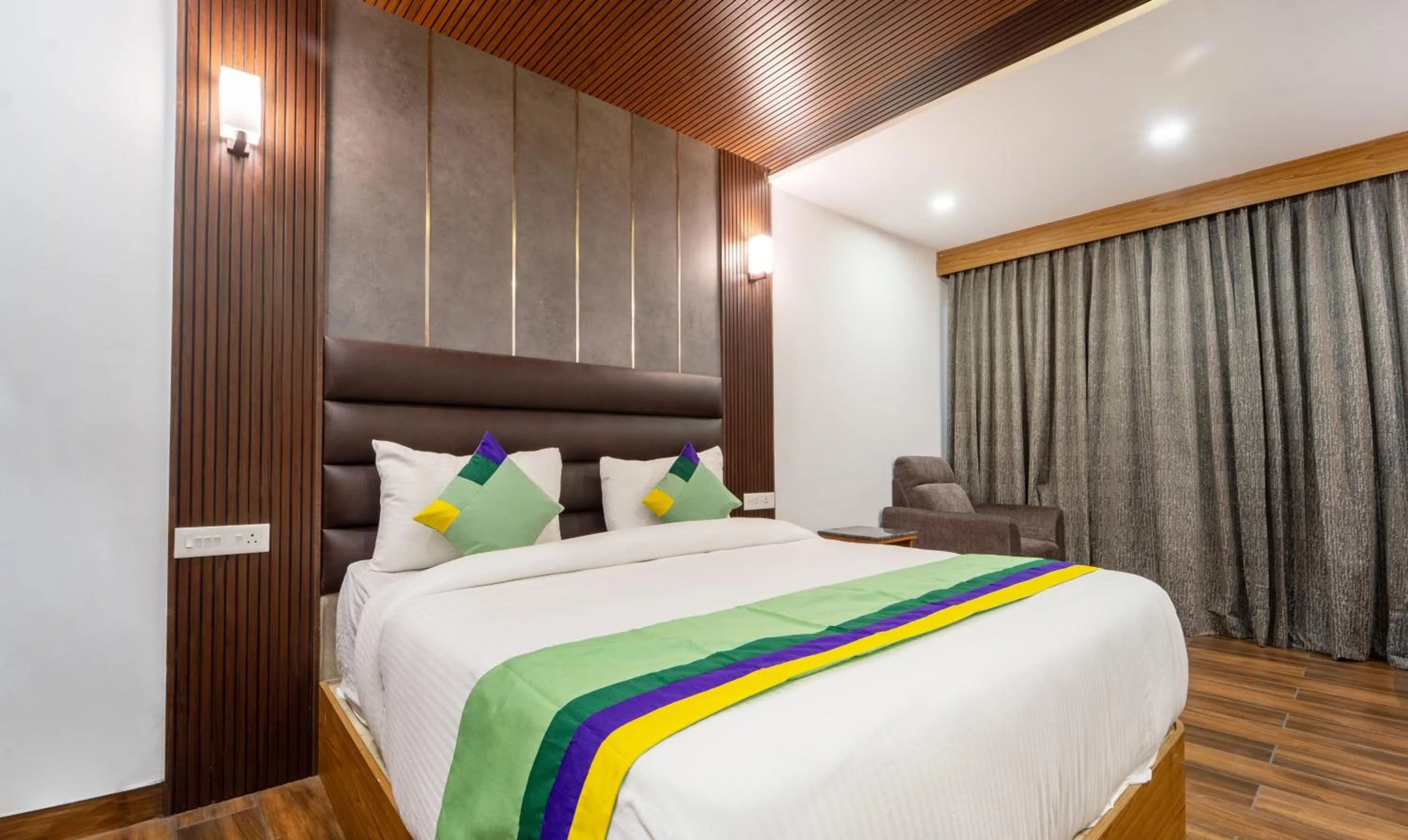 Bedroom, Bed in Treebo Skydale Premium Suites, 1500 Mtrs From Ooty Lake