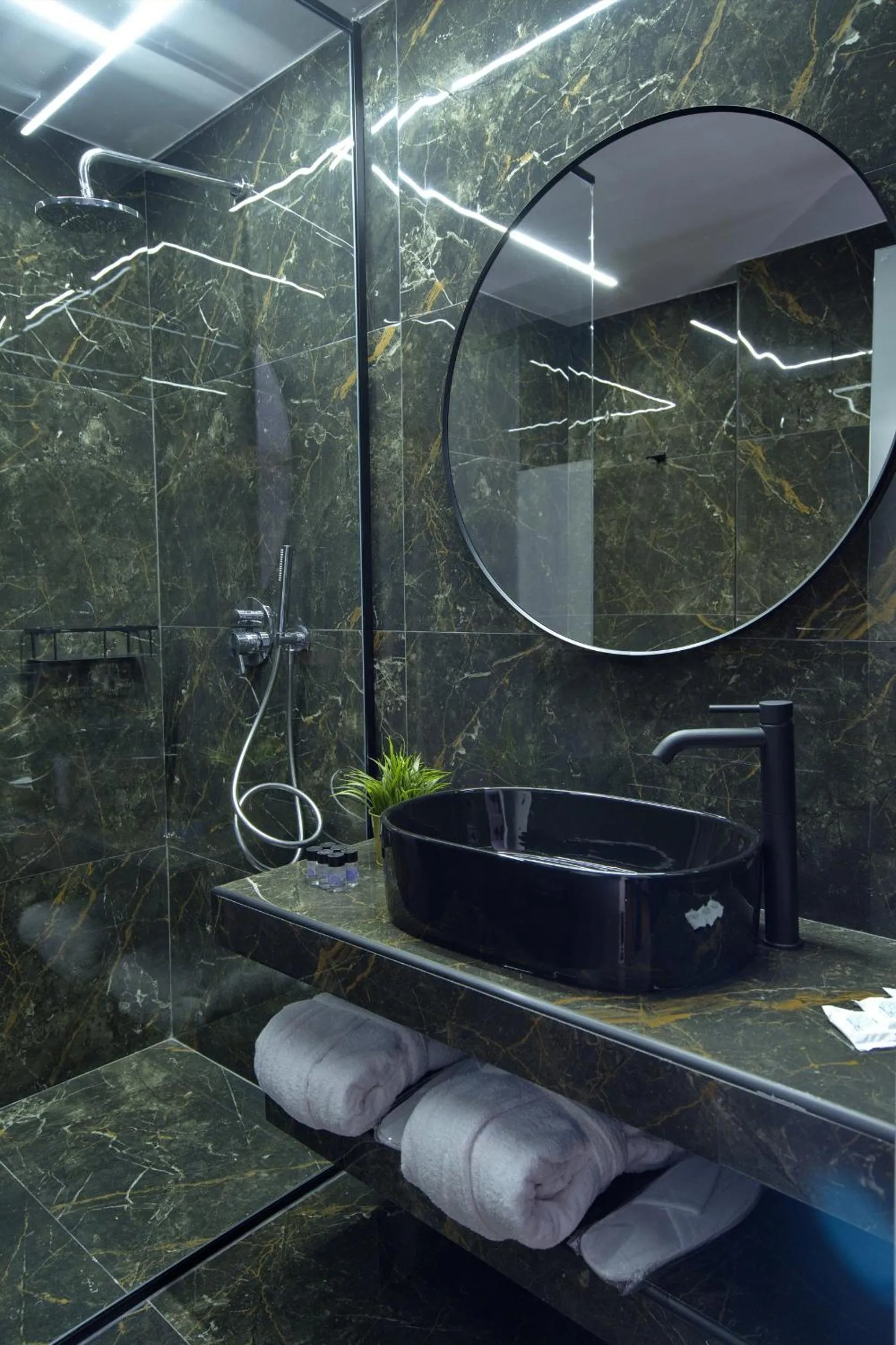 Shower in CITYLUXE Suites & Rooms