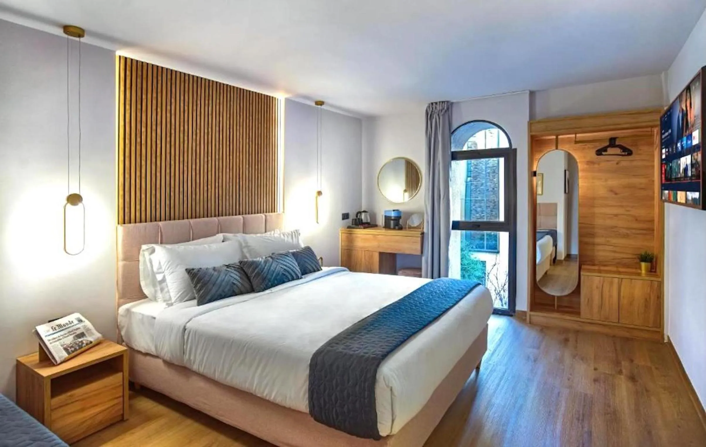 Bed in CITYLUXE Suites & Rooms