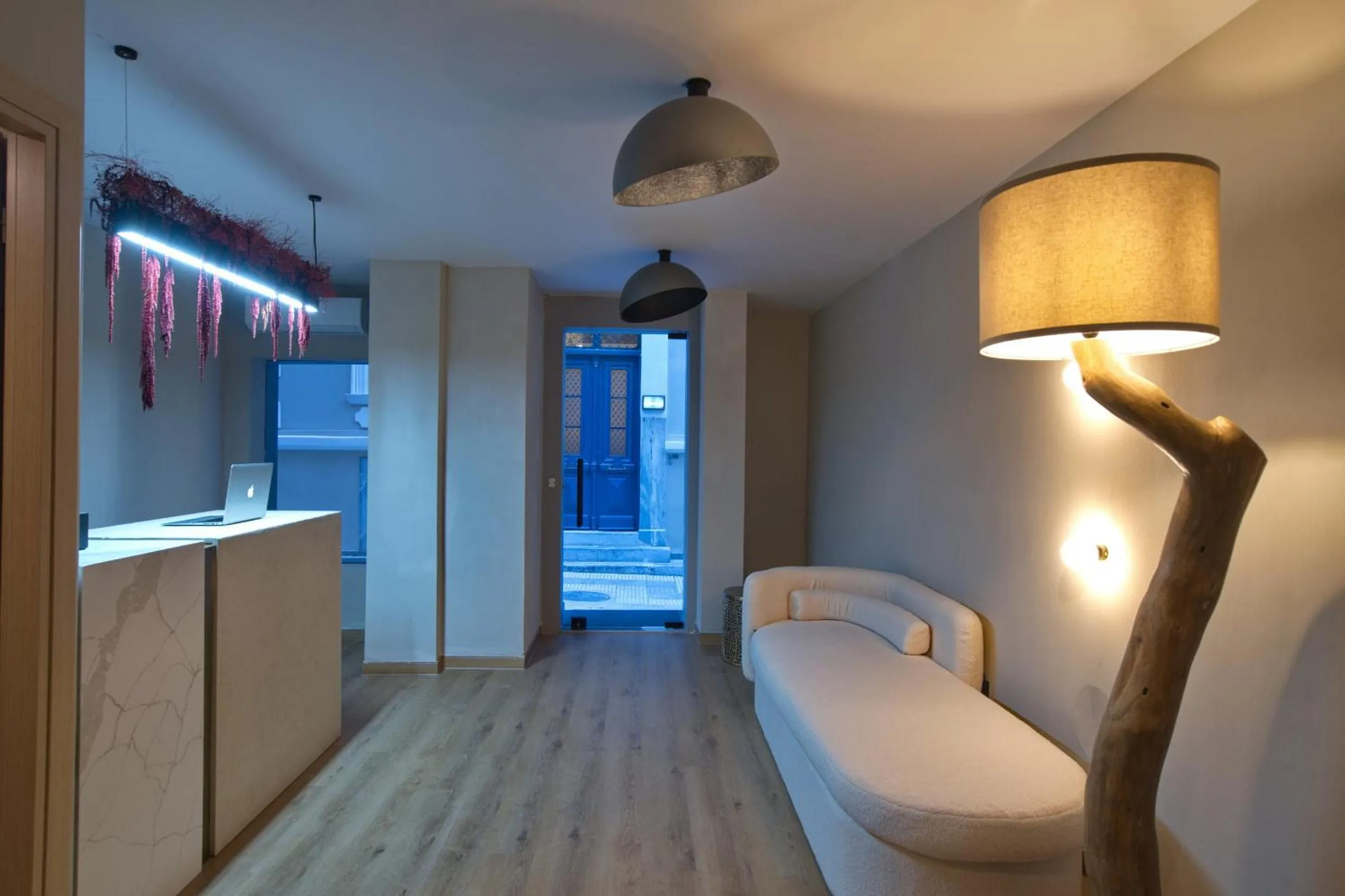 Living room, Bed in CITYLUXE Suites & Rooms