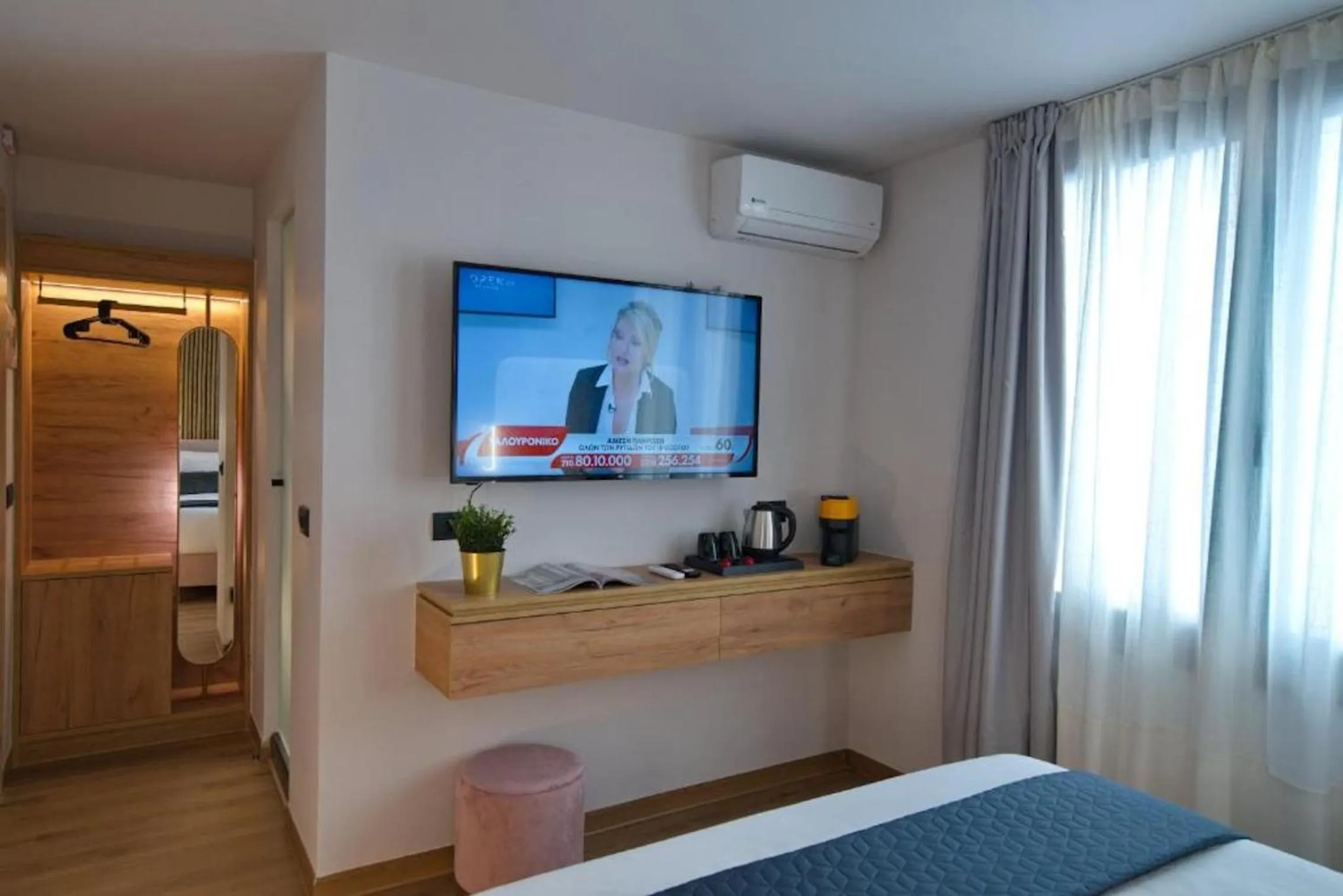 Bed in CITYLUXE Suites & Rooms