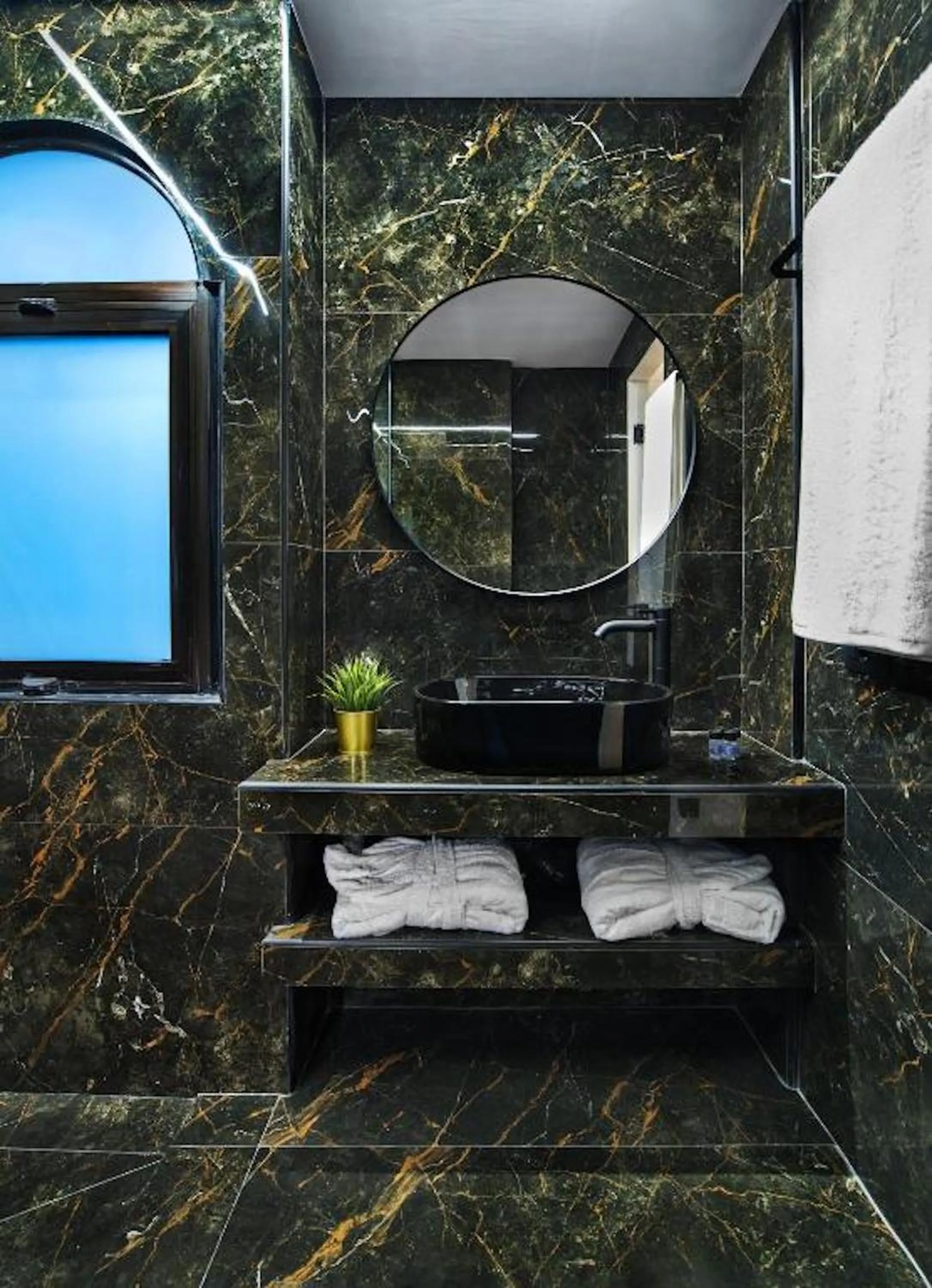 Bathroom in CITYLUXE Suites & Rooms