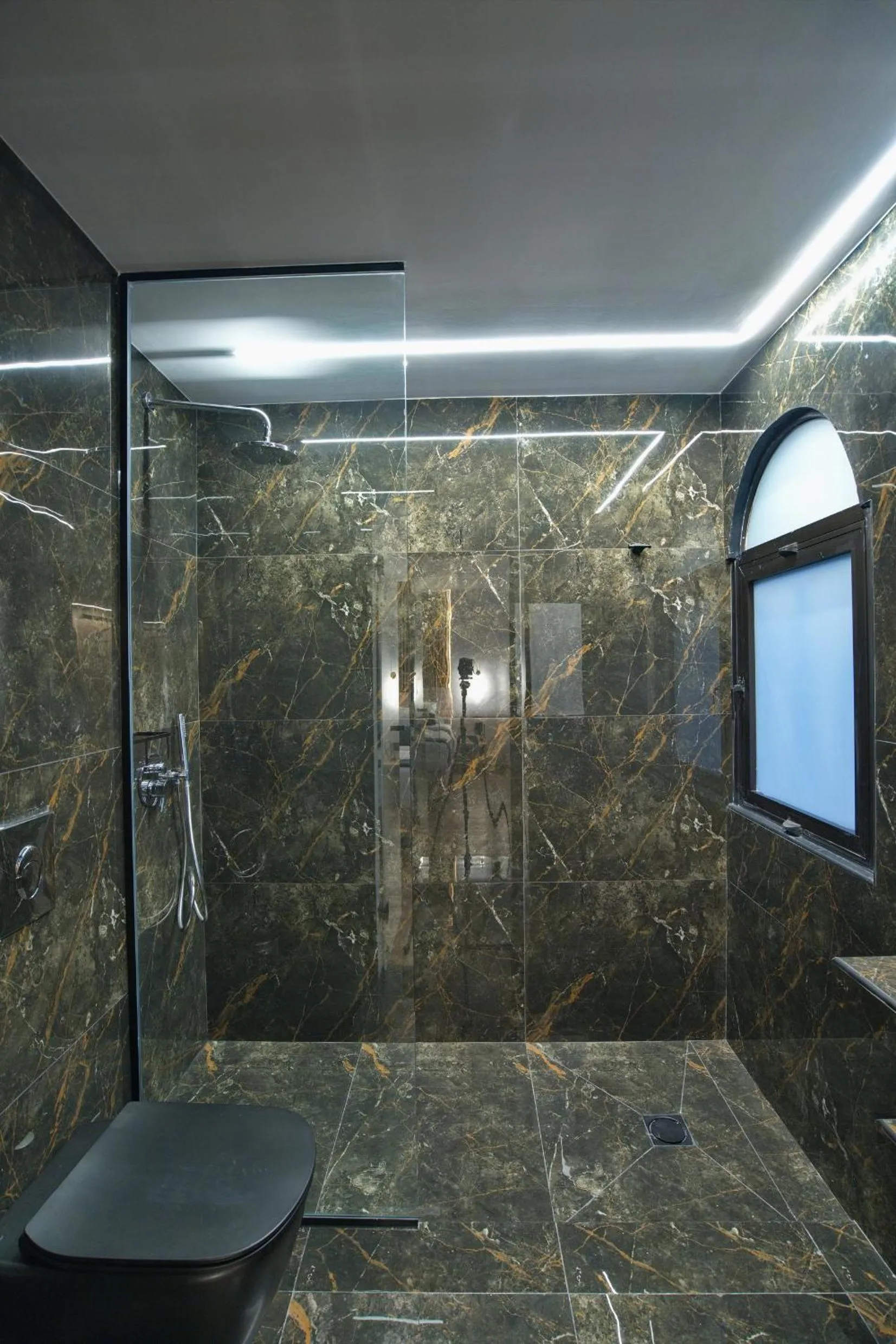 Shower in CITYLUXE Suites & Rooms